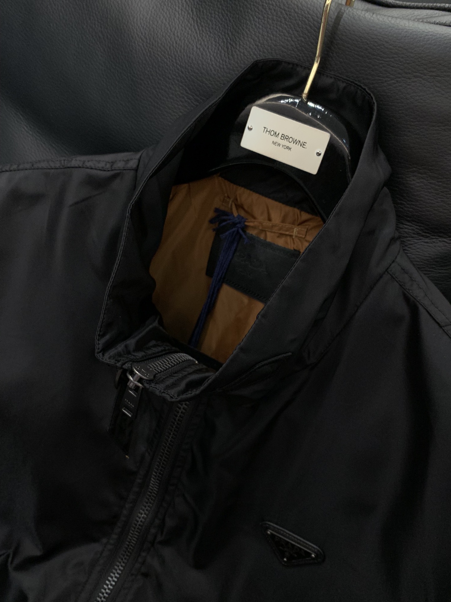 ，PRADA 普拉达，2025秋季最新品，专柜同步有售，时尚休闲立领夹克外套，进口原版面料，做工极为复杂