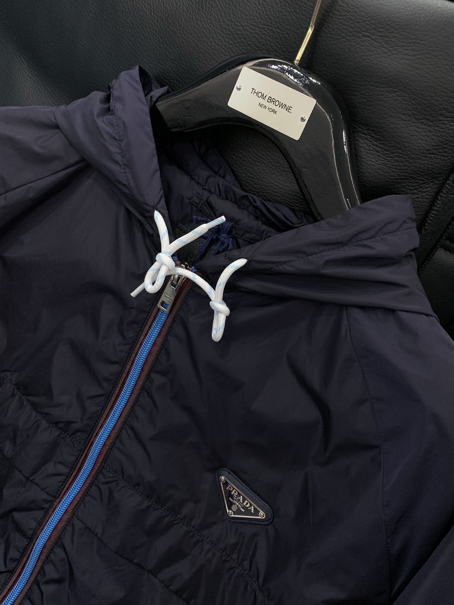 ，PRADA 普拉达，2025秋季最新品，专柜同步有售，时尚休闲连帽外套，进口原版面料，做工极为复杂，唯
