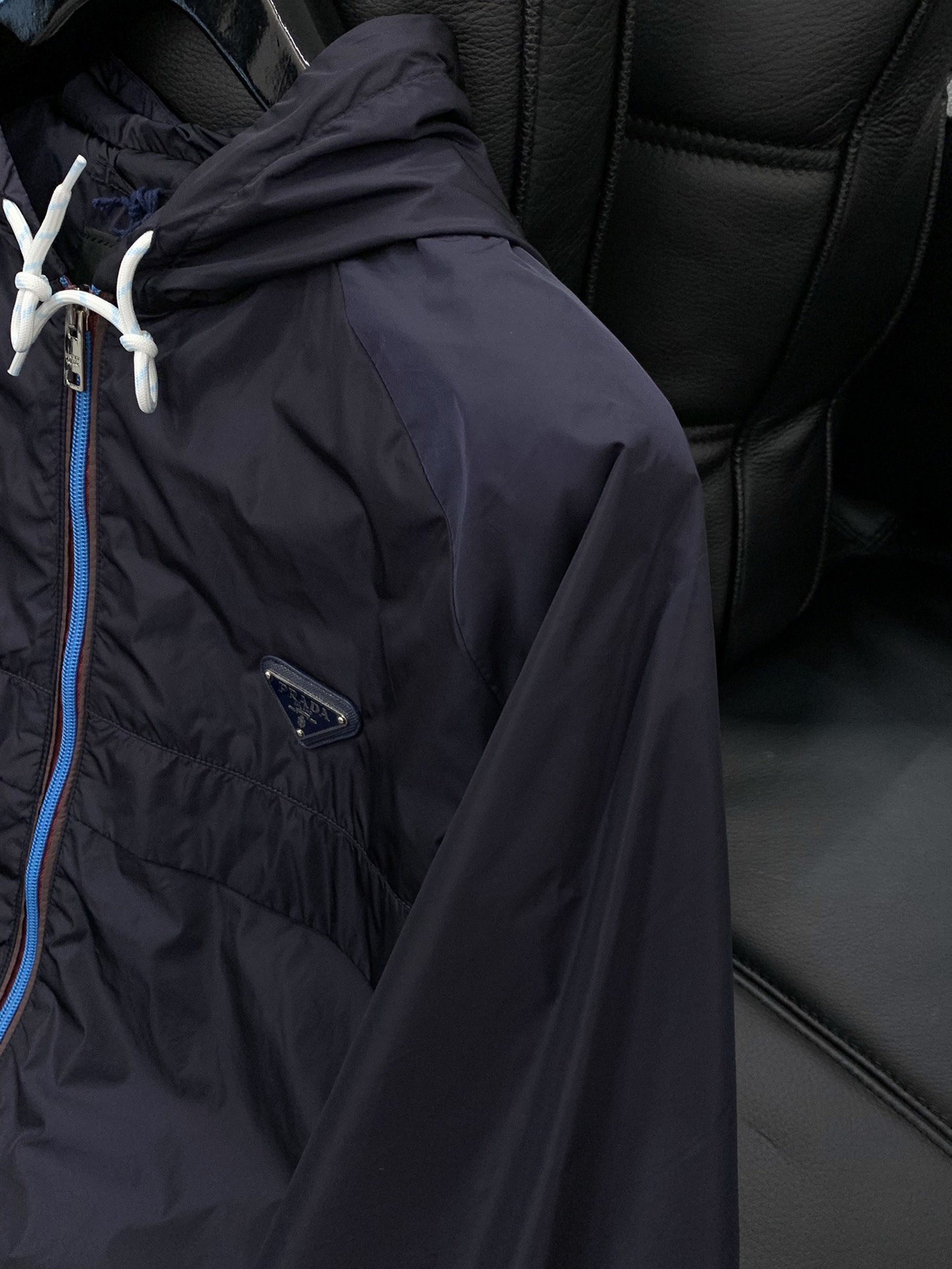 ，PRADA 普拉达，2025秋季最新品，专柜同步有售，时尚休闲连帽外套，进口原版面料，做工极为复杂，唯