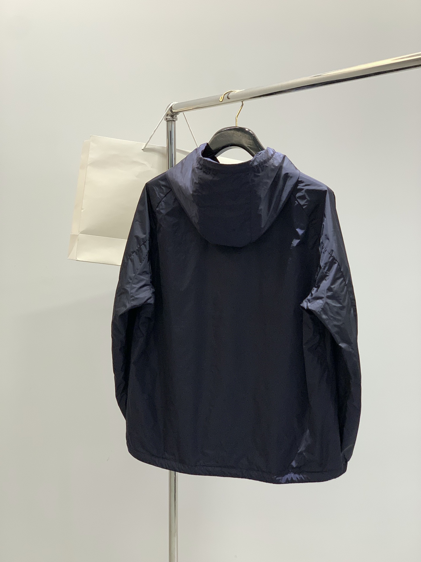 ，PRADA 普拉达，2025秋季最新品，专柜同步有售，时尚休闲连帽外套，进口原版面料，做工极为复杂，唯