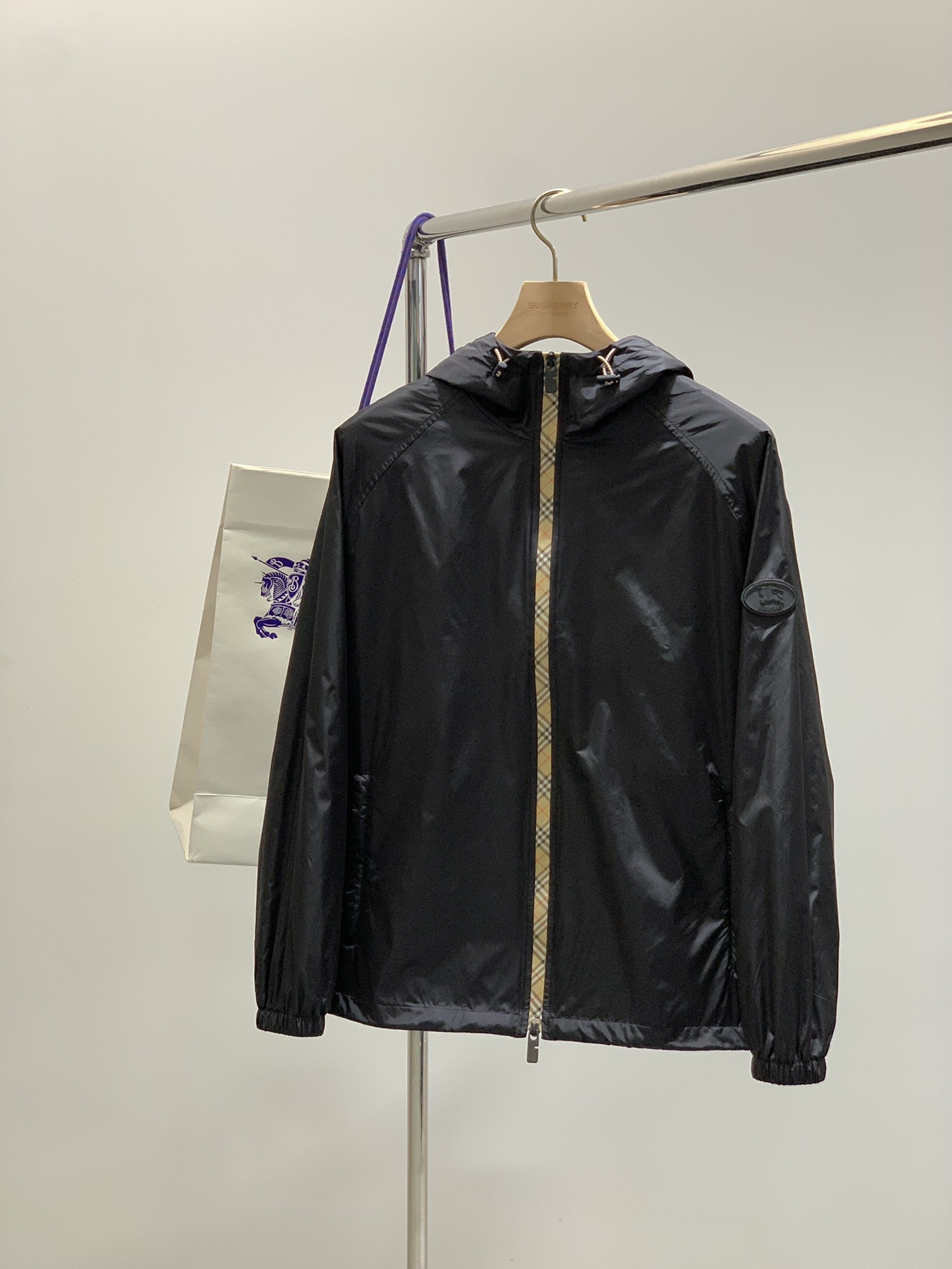 ，Burberry 巴宝莉，2025秋季最新品，专柜同步有售，原单狠货，时尚休闲连帽外套，进口原版面料，