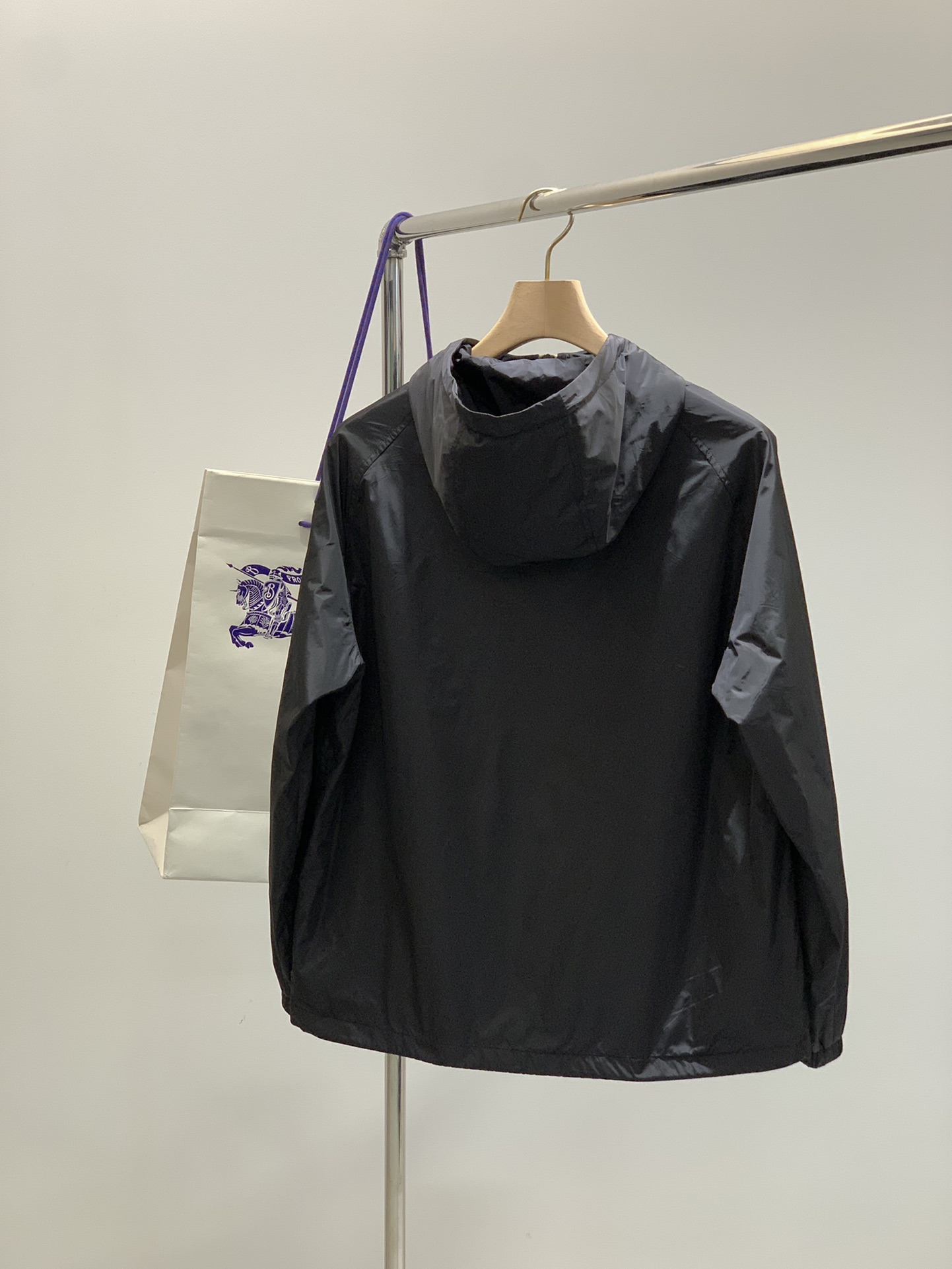 ，Burberry 巴宝莉，2025秋季最新品，专柜同步有售，原单狠货，时尚休闲连帽外套，进口原版面料，