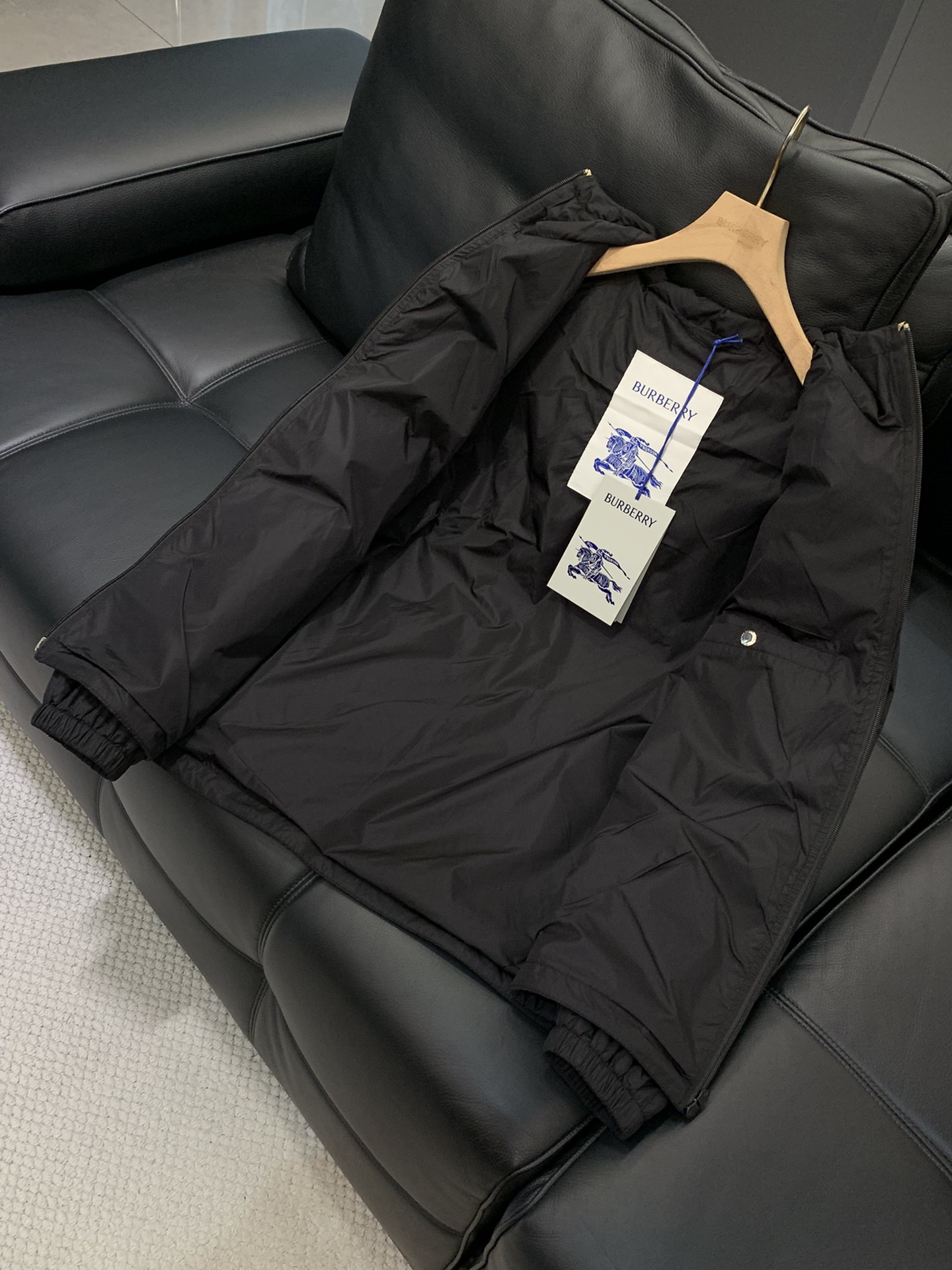 ，Burberry 巴宝莉，2025秋季最新品，专柜同步有售，原单狠货，时尚休闲连帽外套，进口原版面料，
