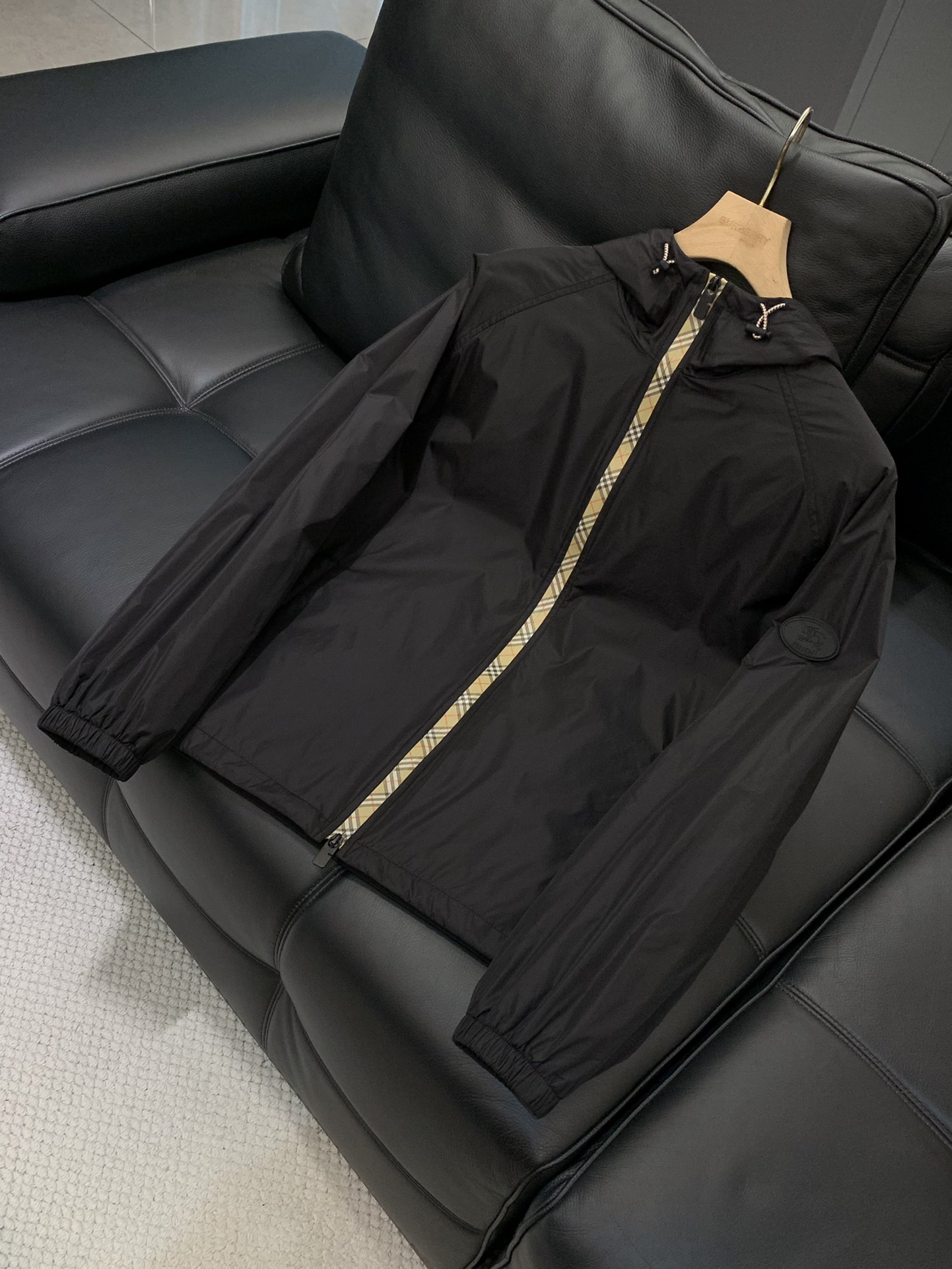 ，Burberry 巴宝莉，2025秋季最新品，专柜同步有售，原单狠货，时尚休闲连帽外套，进口原版面料，