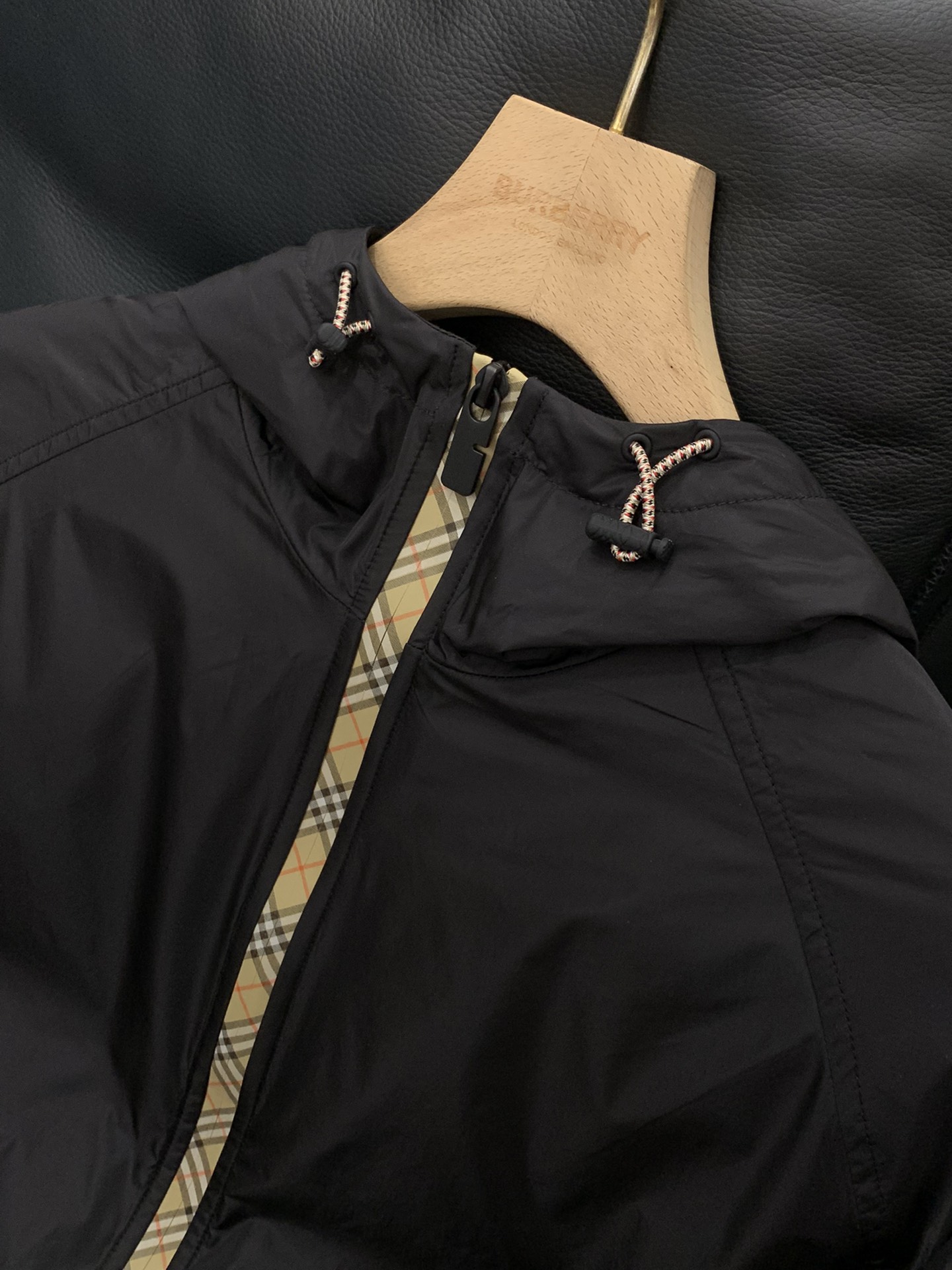 ，Burberry 巴宝莉，2025秋季最新品，专柜同步有售，原单狠货，时尚休闲连帽外套，进口原版面料，