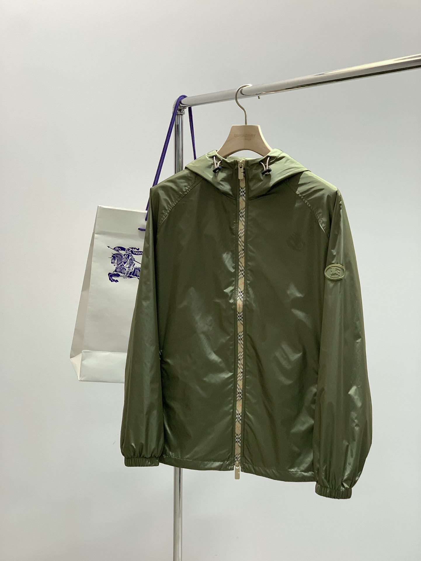 ，Burberry 巴宝莉，2025秋季最新品，专柜同步有售，原单狠货，时尚休闲连帽外套，进口原版面料，