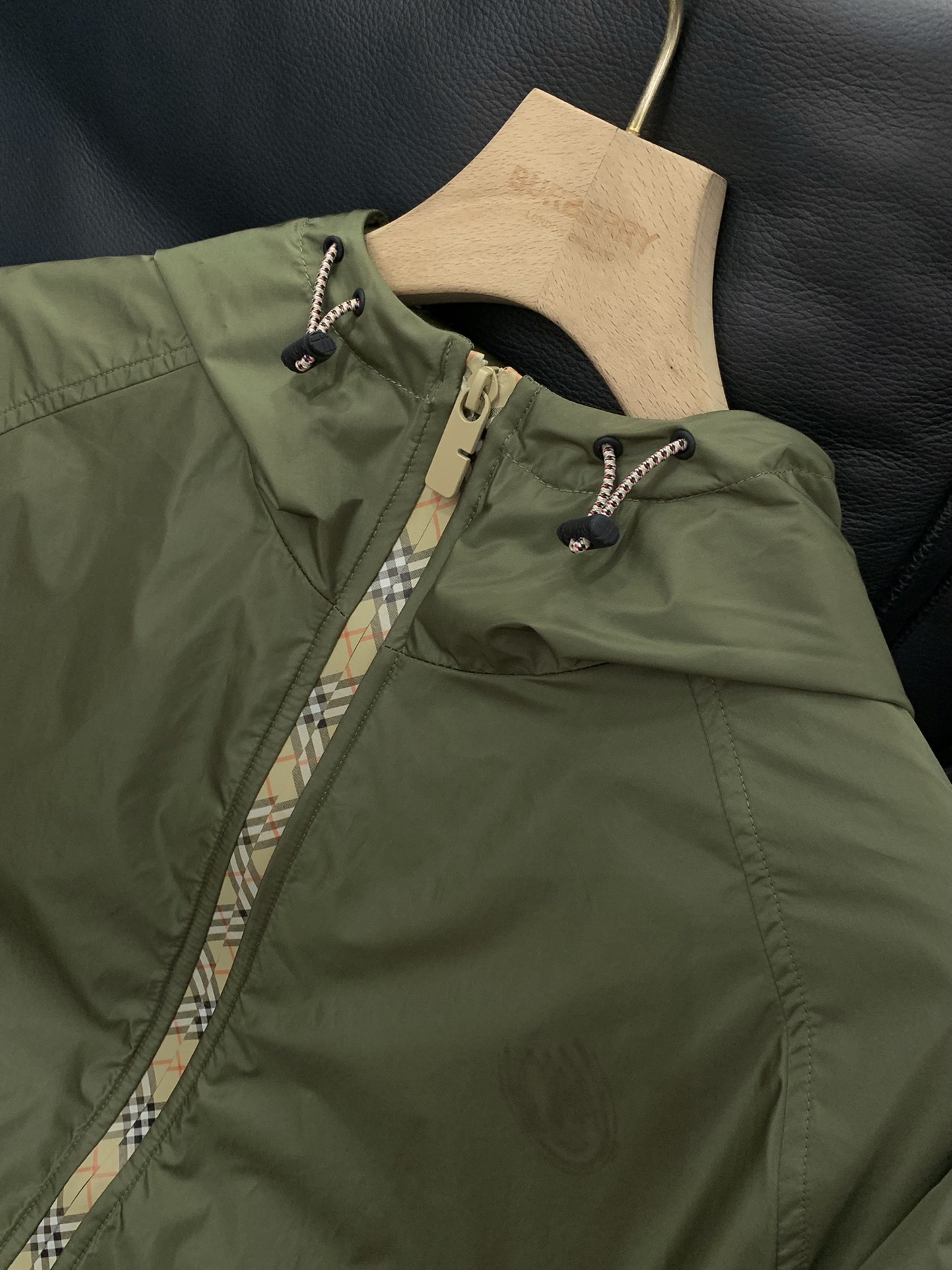 ，Burberry 巴宝莉，2025秋季最新品，专柜同步有售，原单狠货，时尚休闲连帽外套，进口原版面料，