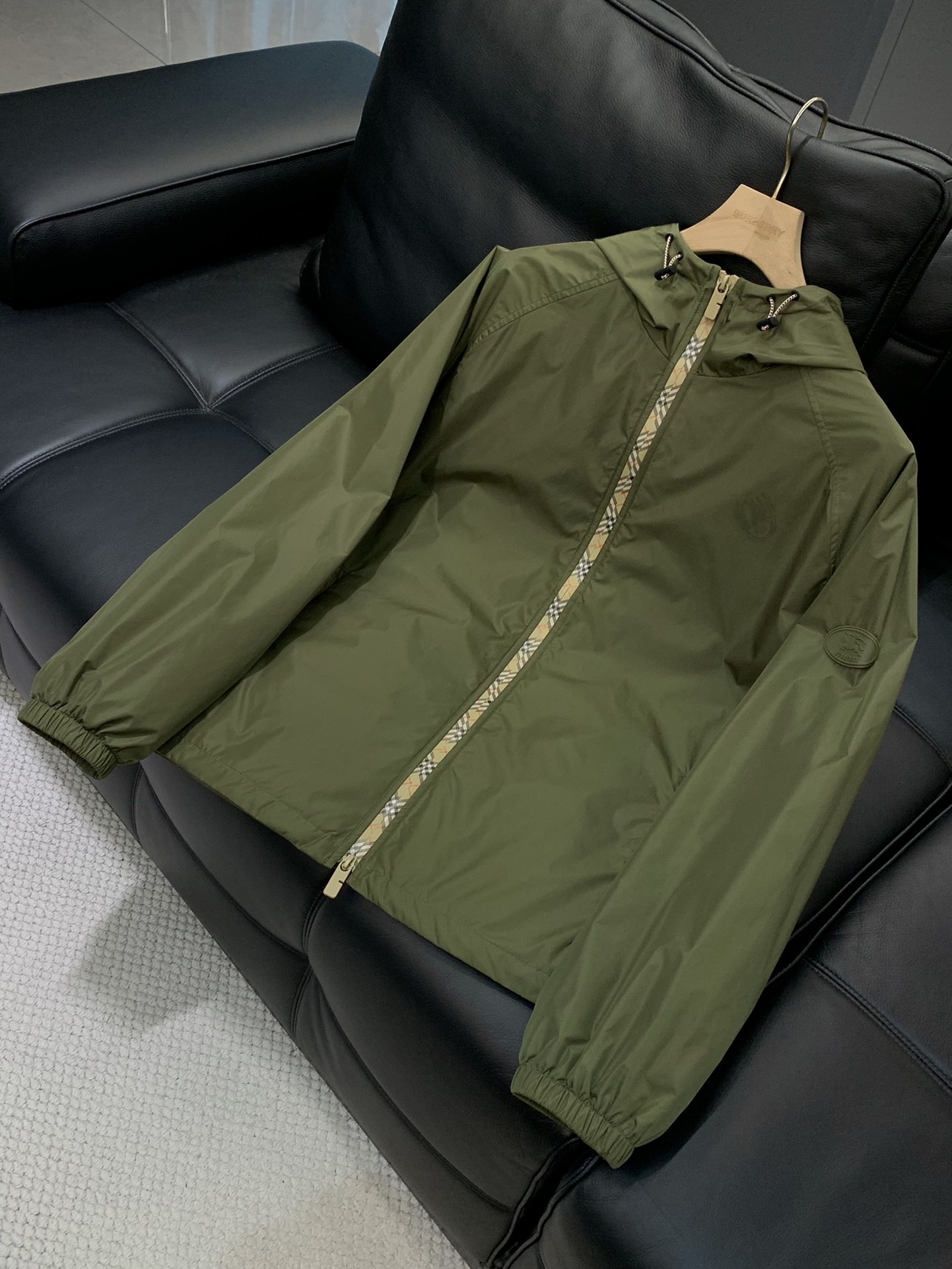 ，Burberry 巴宝莉，2025秋季最新品，专柜同步有售，原单狠货，时尚休闲连帽外套，进口原版面料，