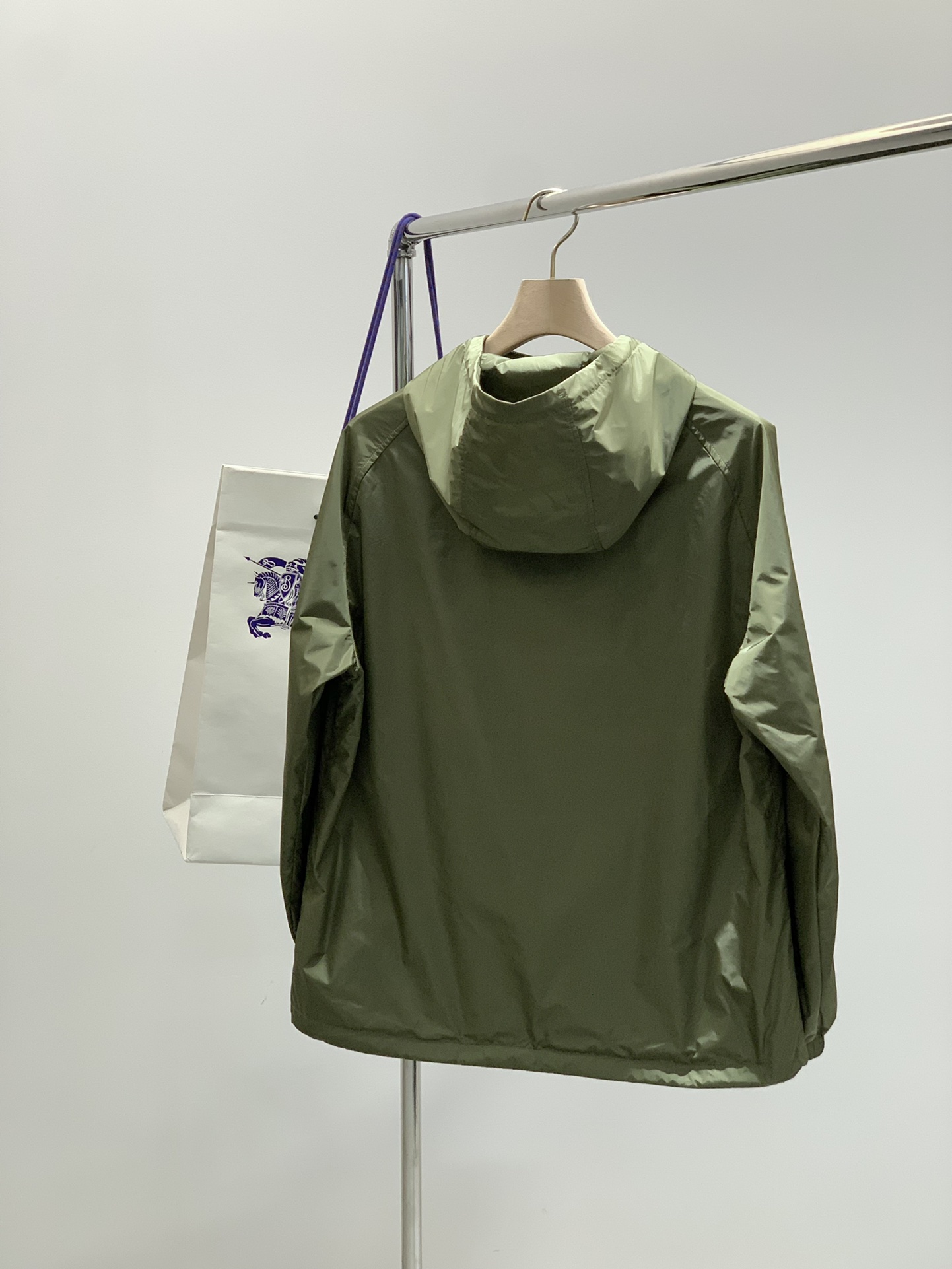，Burberry 巴宝莉，2025秋季最新品，专柜同步有售，原单狠货，时尚休闲连帽外套，进口原版面料，