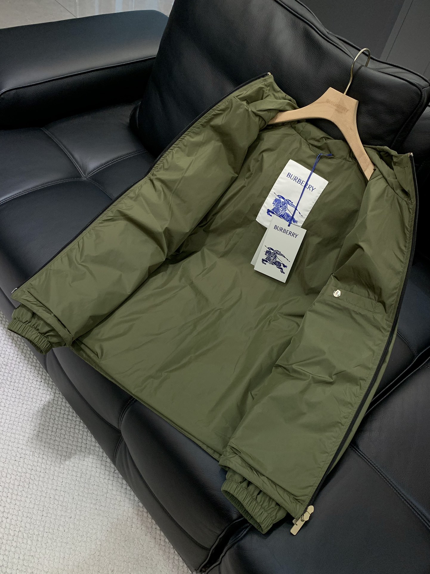 ，Burberry 巴宝莉，2025秋季最新品，专柜同步有售，原单狠货，时尚休闲连帽外套，进口原版面料，