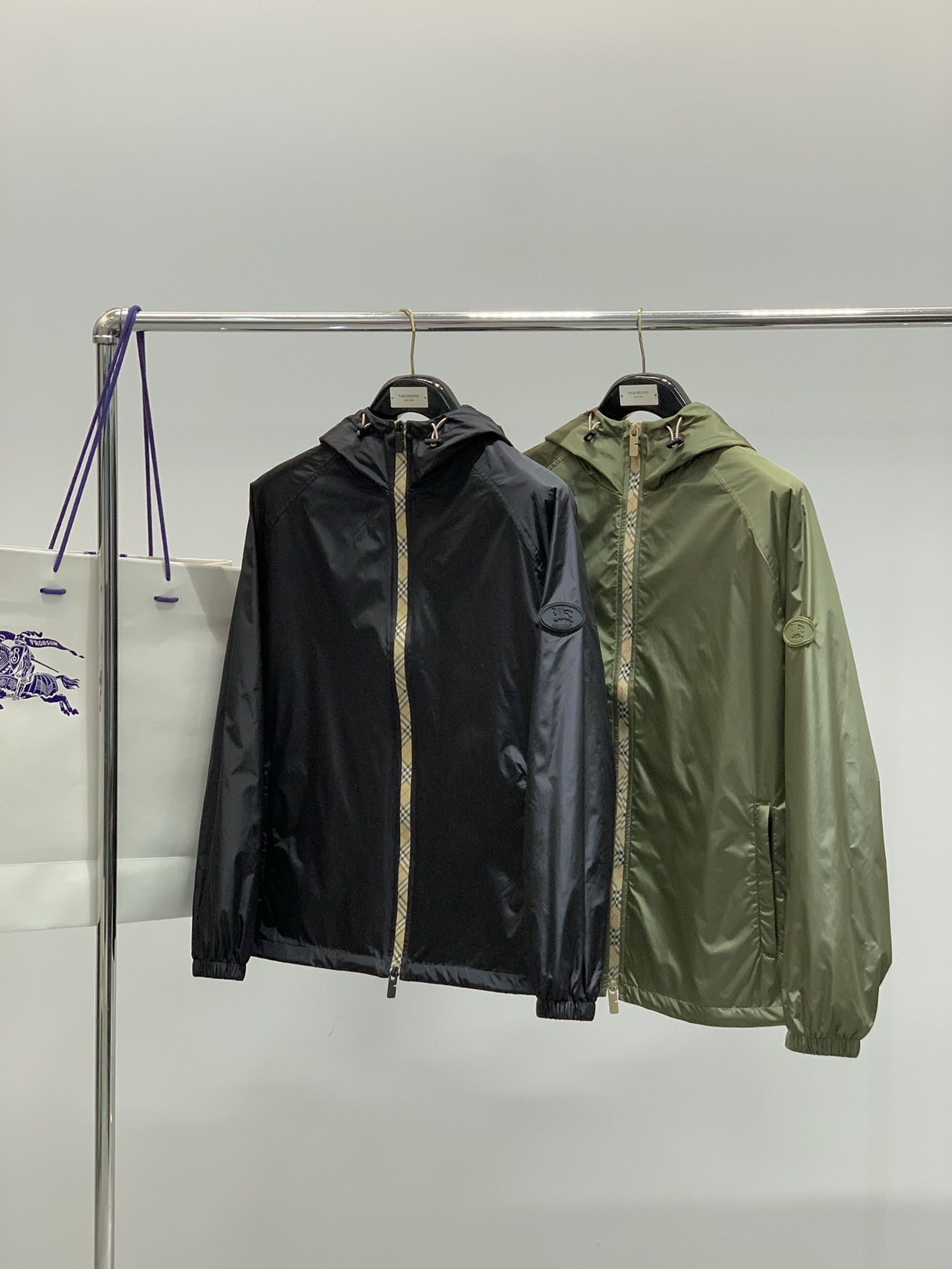 ，Burberry 巴宝莉，2025秋季最新品，专柜同步有售，原单狠货，时尚休闲连帽外套，进口原版面料，