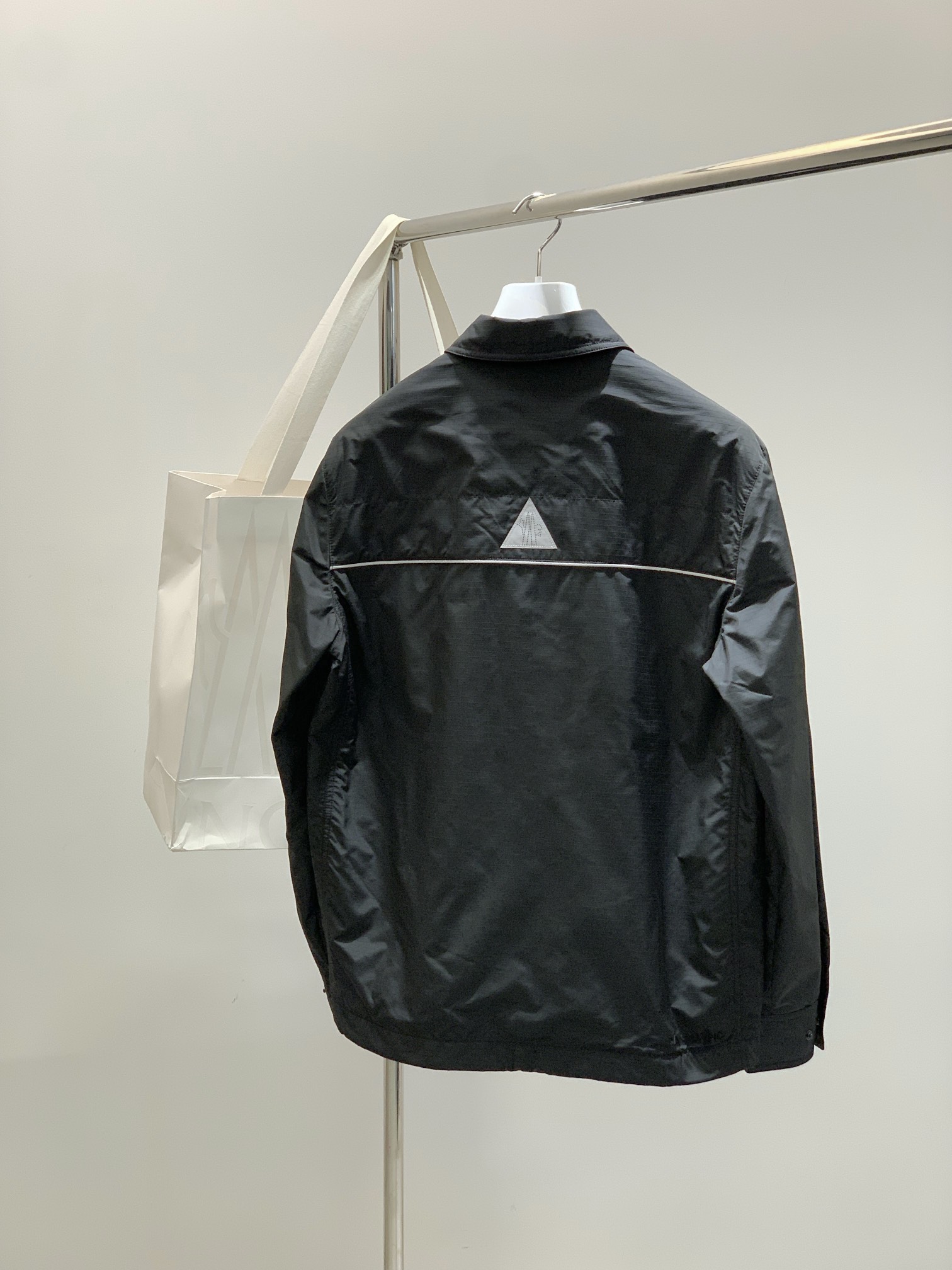 ，Moncler 蒙口，2025秋季最新品，专柜同步有售，原单狠货，时尚休闲夹克翻领外套，上身舒适！吸睛