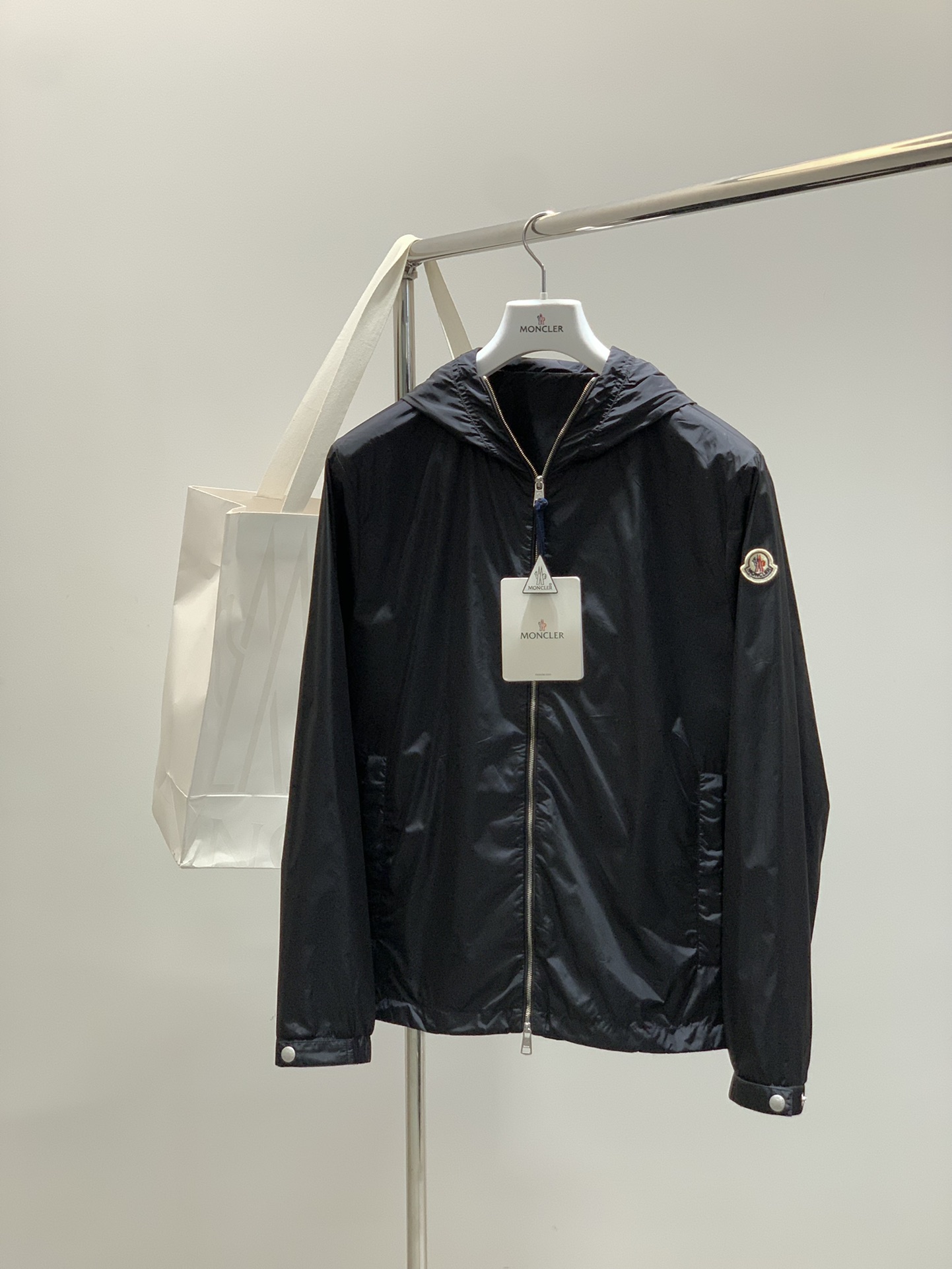 ，Moncler 蒙口，2025秋季最新品，专柜同步有售，原单狠货，时尚休闲连帽外套，上身舒适！吸睛而有