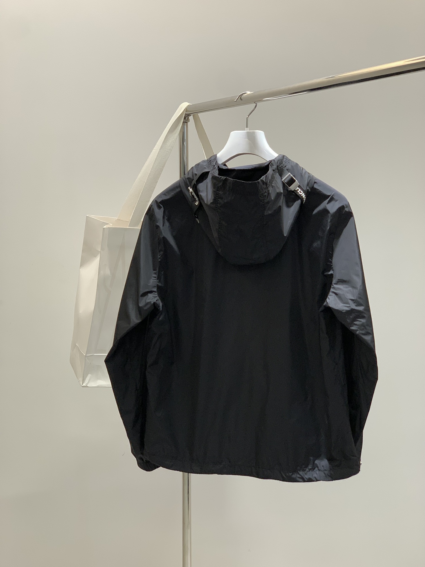 ，Moncler 蒙口，2025秋季最新品，专柜同步有售，原单狠货，时尚休闲连帽外套，上身舒适！吸睛而有