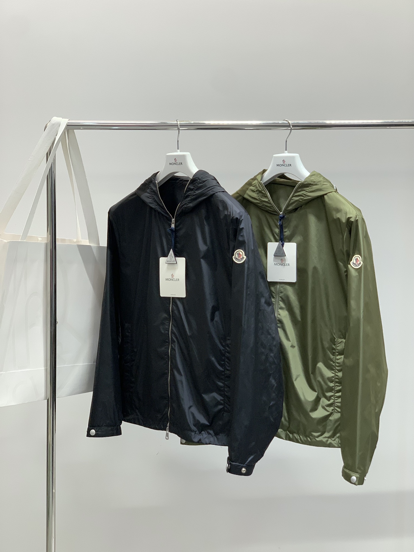 ，Moncler 蒙口，2025秋季最新品，专柜同步有售，原单狠货，时尚休闲连帽外套，上身舒适！吸睛而有