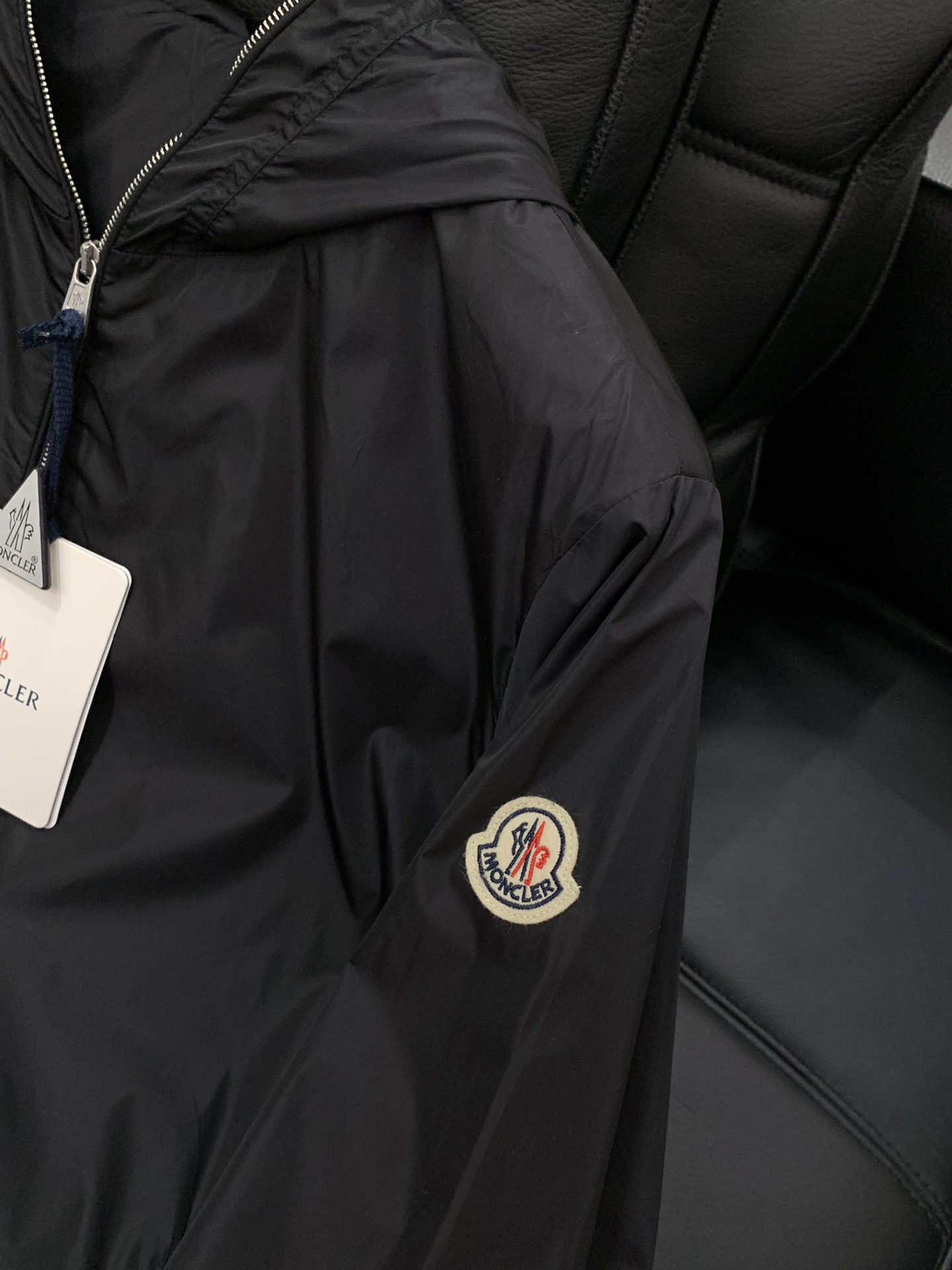 ，Moncler 蒙口，2025秋季最新品，专柜同步有售，原单狠货，时尚休闲连帽外套，上身舒适！吸睛而有
