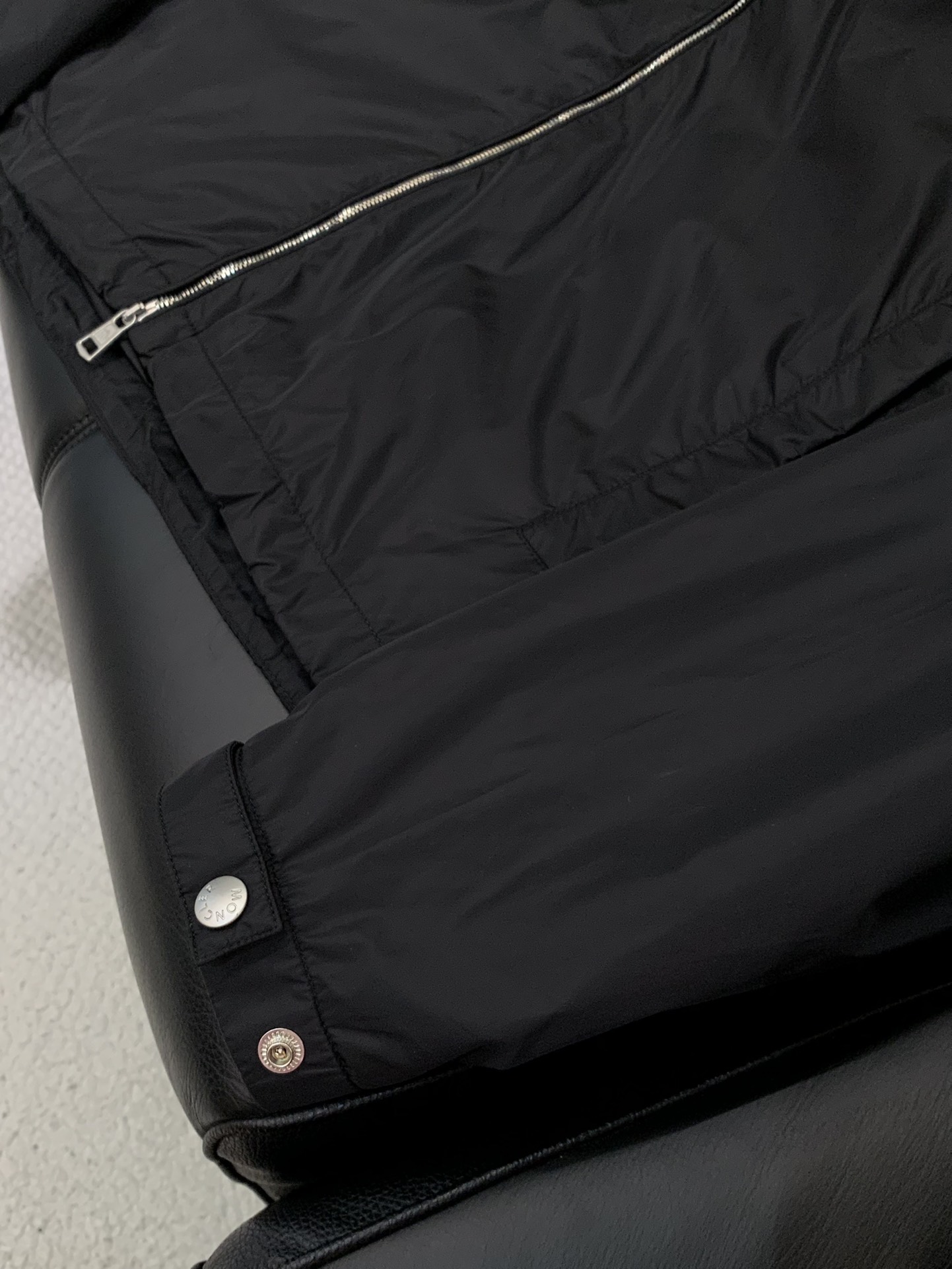 ，Moncler 蒙口，2025秋季最新品，专柜同步有售，原单狠货，时尚休闲连帽外套，上身舒适！吸睛而有