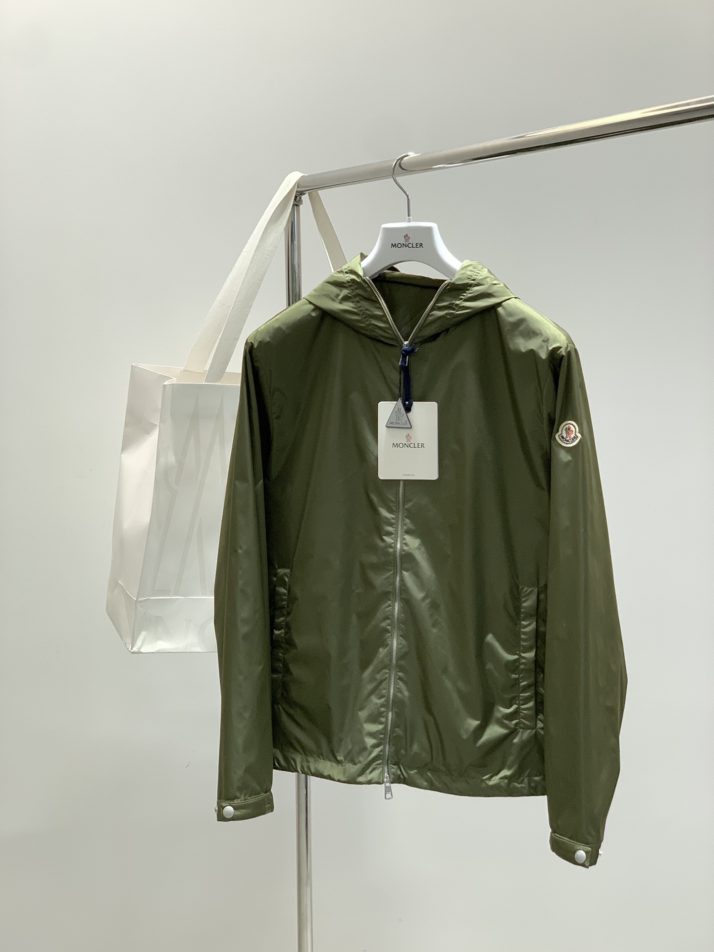 ，Moncler 蒙口，2025秋季最新品，专柜同步有售，原单狠货，时尚休闲连帽外套，上身舒适！吸睛而有