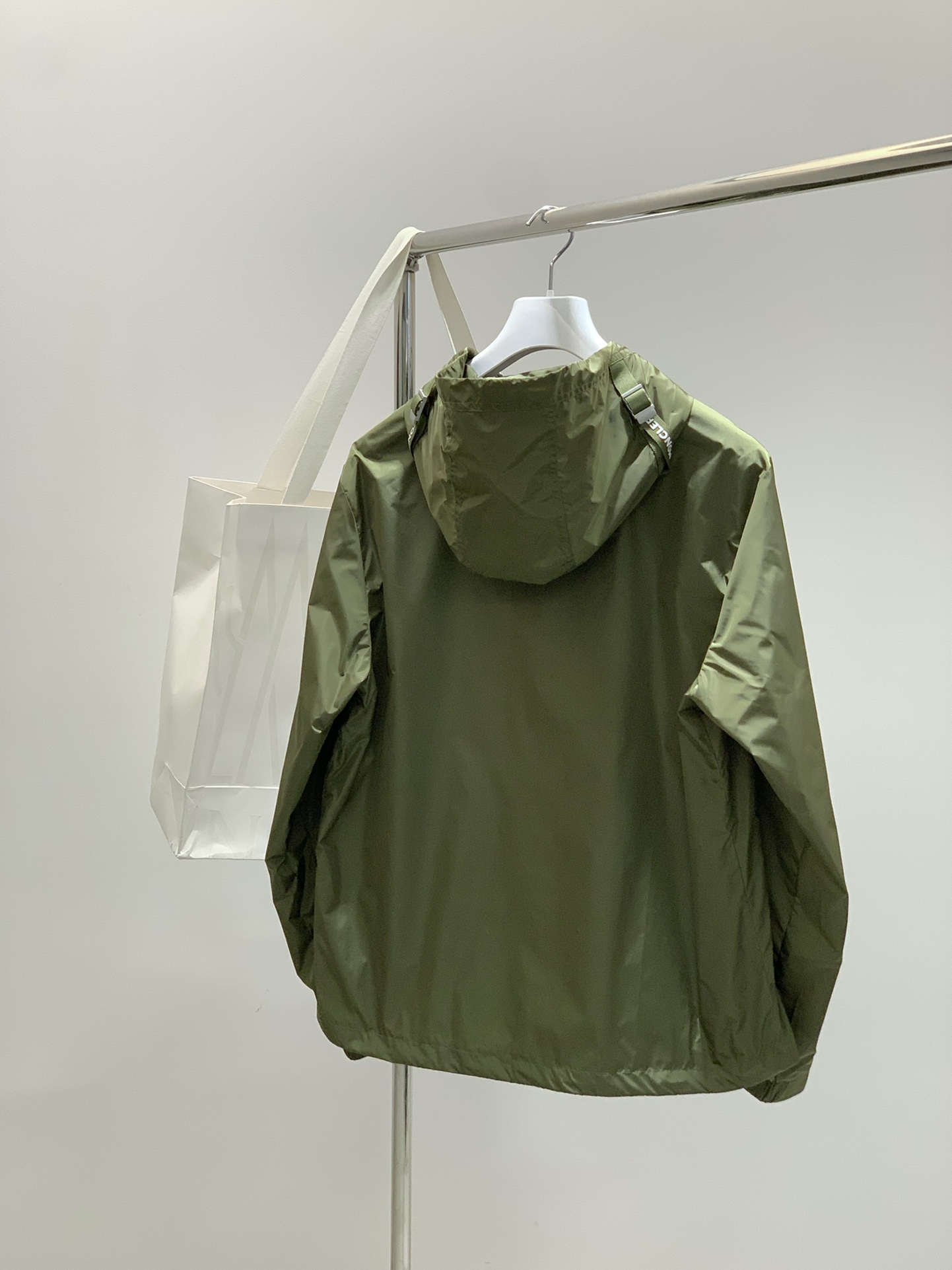 ，Moncler 蒙口，2025秋季最新品，专柜同步有售，原单狠货，时尚休闲连帽外套，上身舒适！吸睛而有