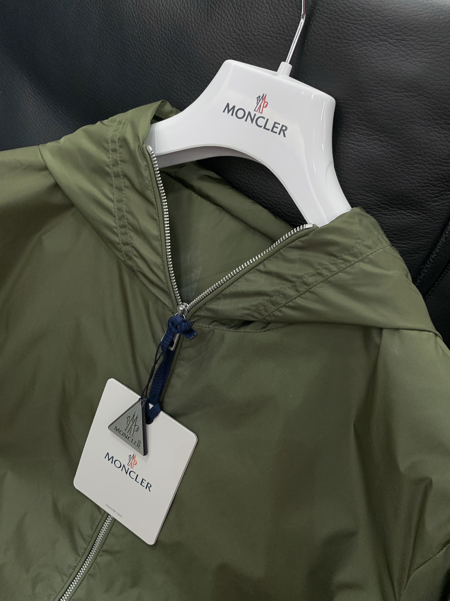 ，Moncler 蒙口，2025秋季最新品，专柜同步有售，原单狠货，时尚休闲连帽外套，上身舒适！吸睛而有