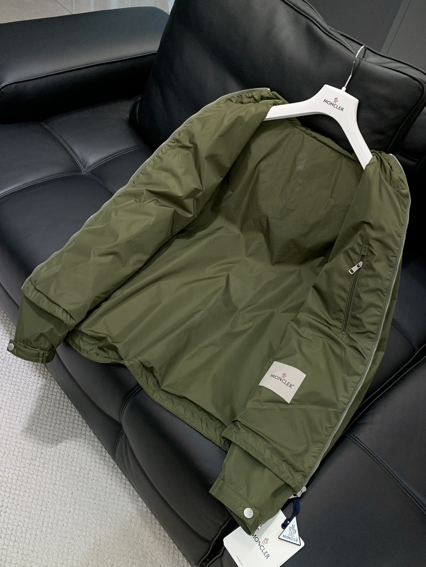 ，Moncler 蒙口，2025秋季最新品，专柜同步有售，原单狠货，时尚休闲连帽外套，上身舒适！吸睛而有