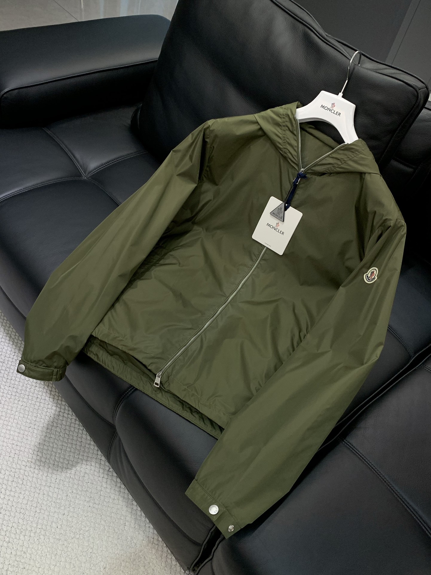 ，Moncler 蒙口，2025秋季最新品，专柜同步有售，原单狠货，时尚休闲连帽外套，上身舒适！吸睛而有