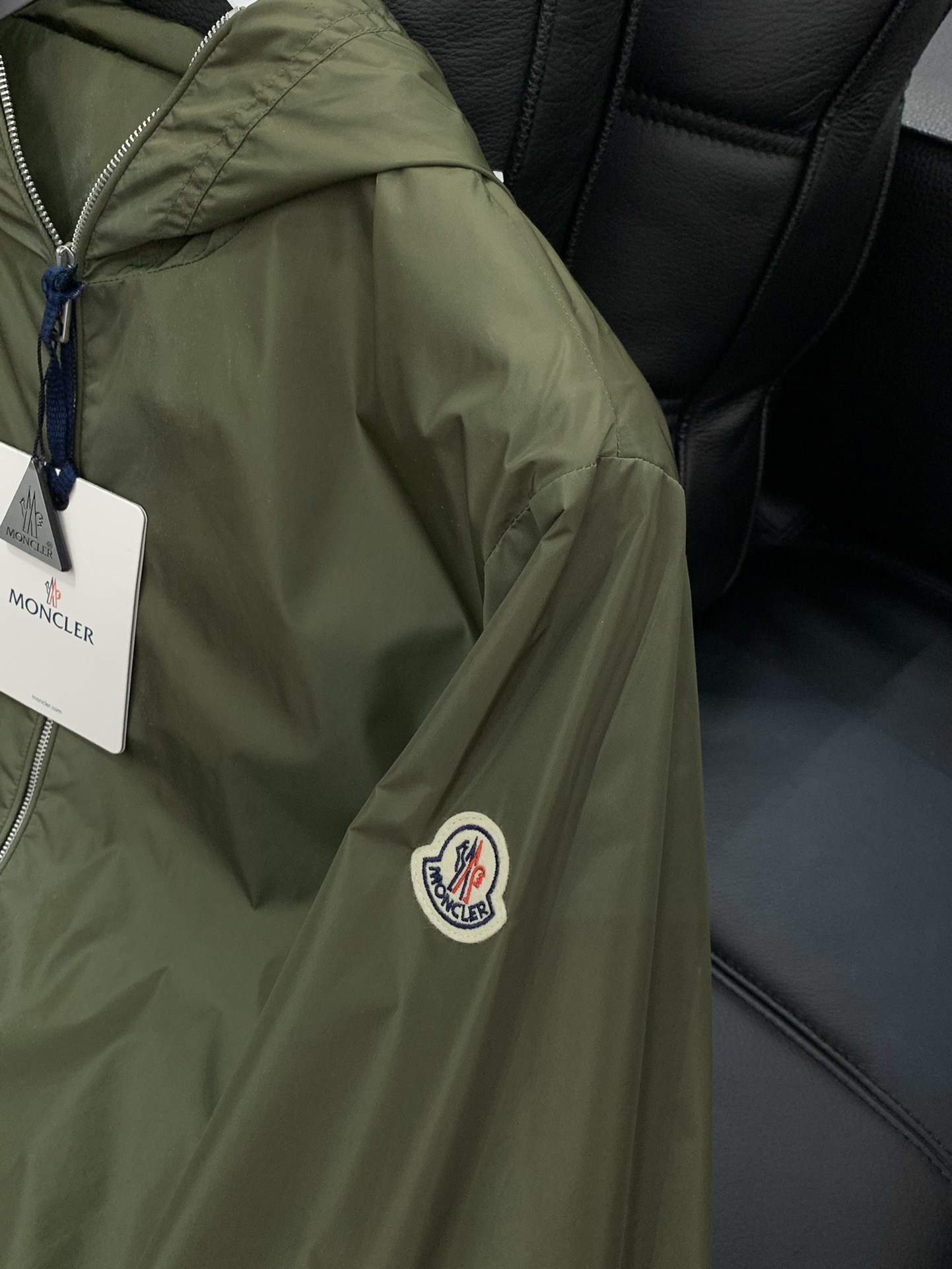 ，Moncler 蒙口，2025秋季最新品，专柜同步有售，原单狠货，时尚休闲连帽外套，上身舒适！吸睛而有