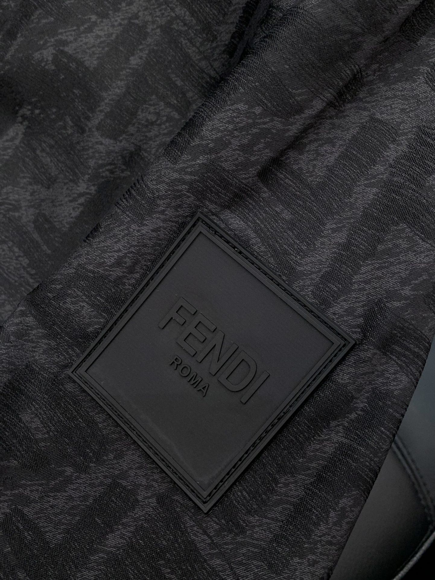 ，FENDI 芬迪，2025秋季最新品，专柜同步有售，原单狠货，休闲时尚连帽外套，进口原版面料，顶级提花