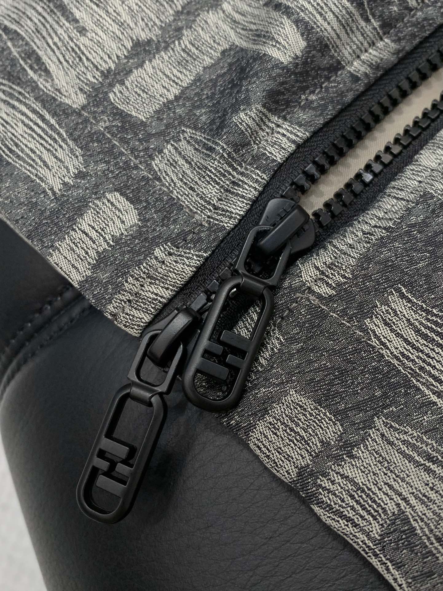 ，FENDI 芬迪，2025秋季最新品，专柜同步有售，原单狠货，休闲时尚连帽外套，进口原版面料，顶级提花