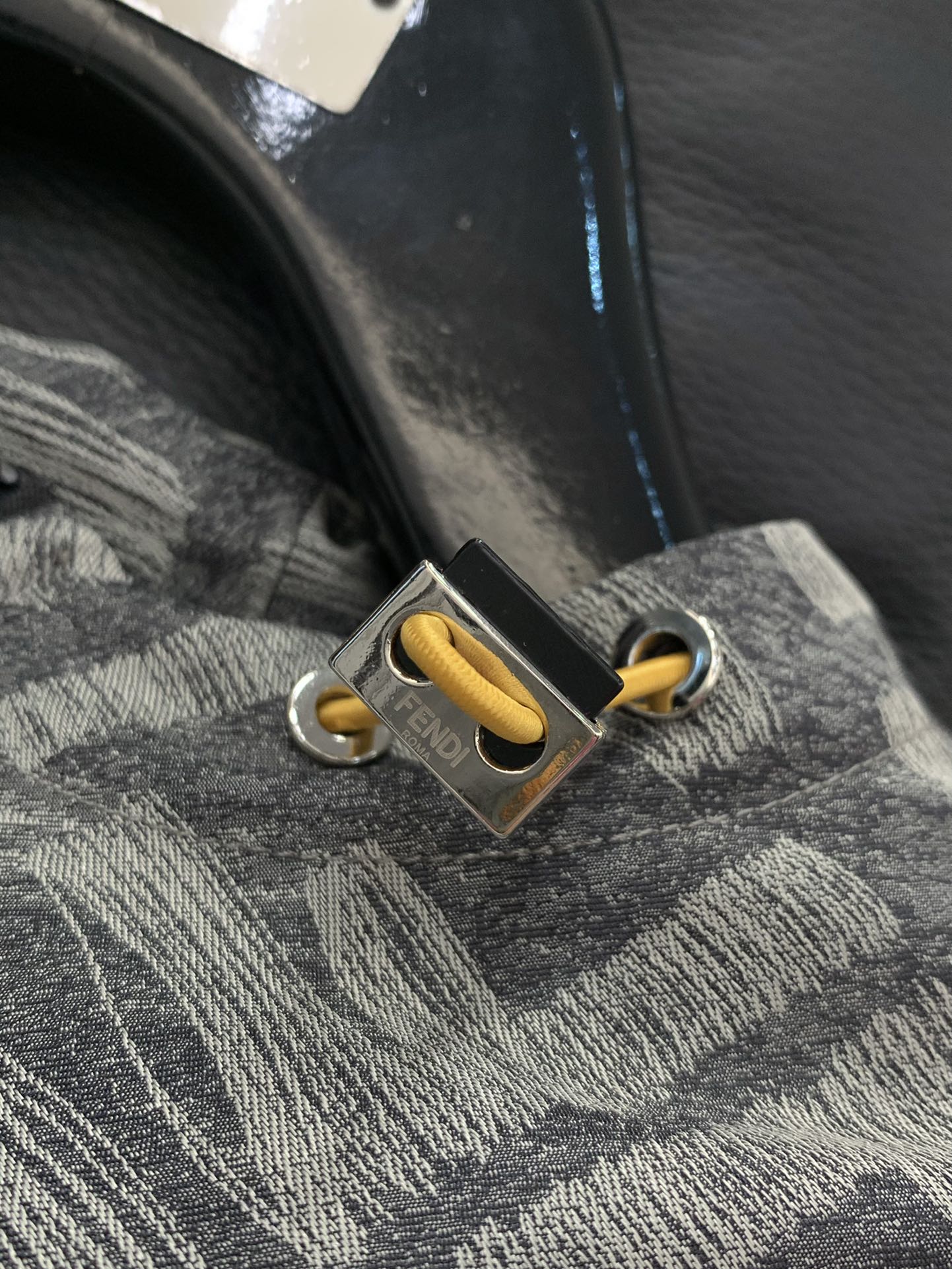 ，FENDI 芬迪，2025秋季最新品，专柜同步有售，原单狠货，休闲时尚连帽外套，进口原版面料，顶级提花