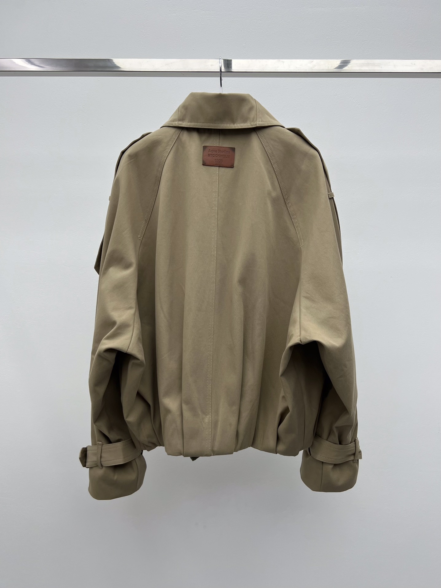 Acne studio*翻领风衣夹克此款夹克选用斜纹棉制成加长领口设计，下摆采用褶饰肩部有风衣式袢带，袖