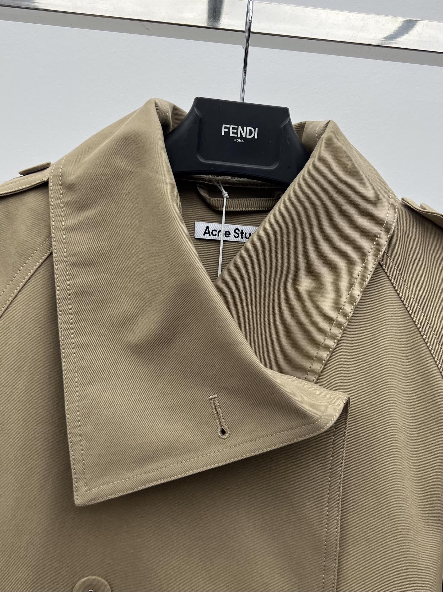 Acne studio*翻领风衣夹克此款夹克选用斜纹棉制成加长领口设计，下摆采用褶饰肩部有风衣式袢带，袖