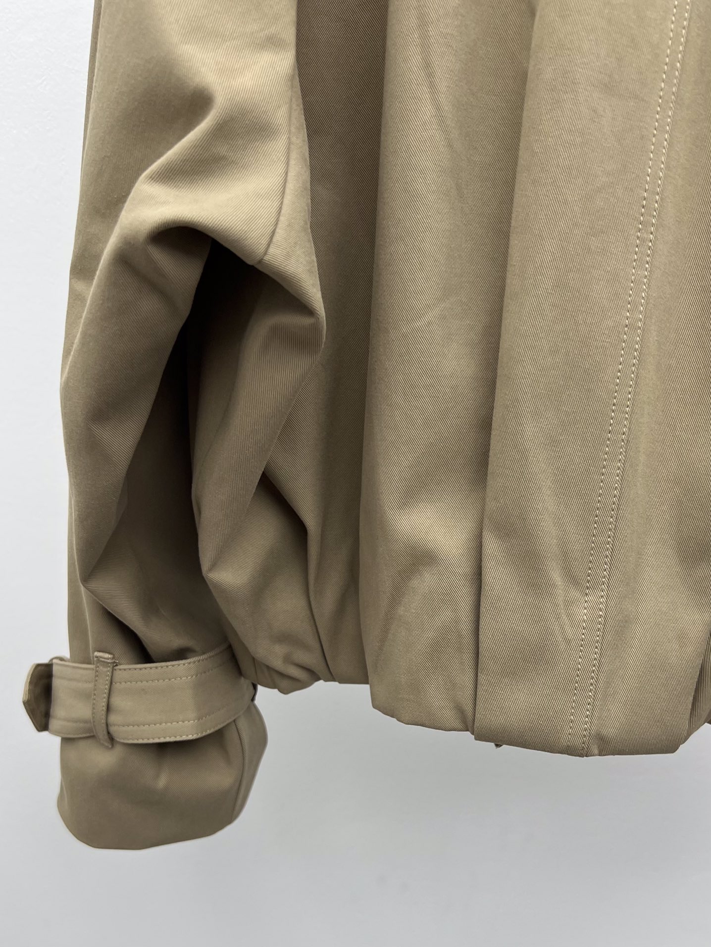 Acne studio*翻领风衣夹克此款夹克选用斜纹棉制成加长领口设计，下摆采用褶饰肩部有风衣式袢带，袖