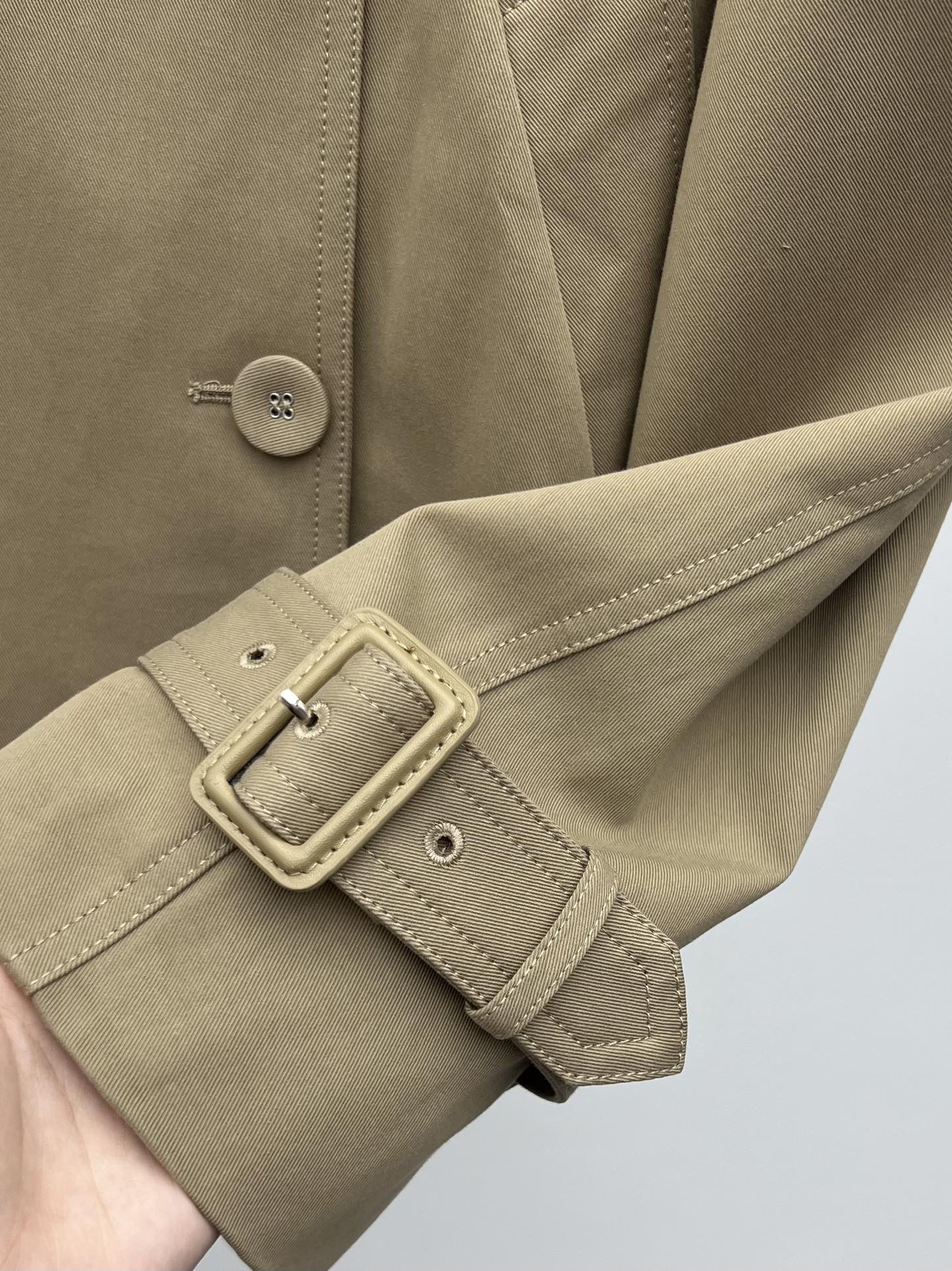 Acne studio*翻领风衣夹克此款夹克选用斜纹棉制成加长领口设计，下摆采用褶饰肩部有风衣式袢带，袖