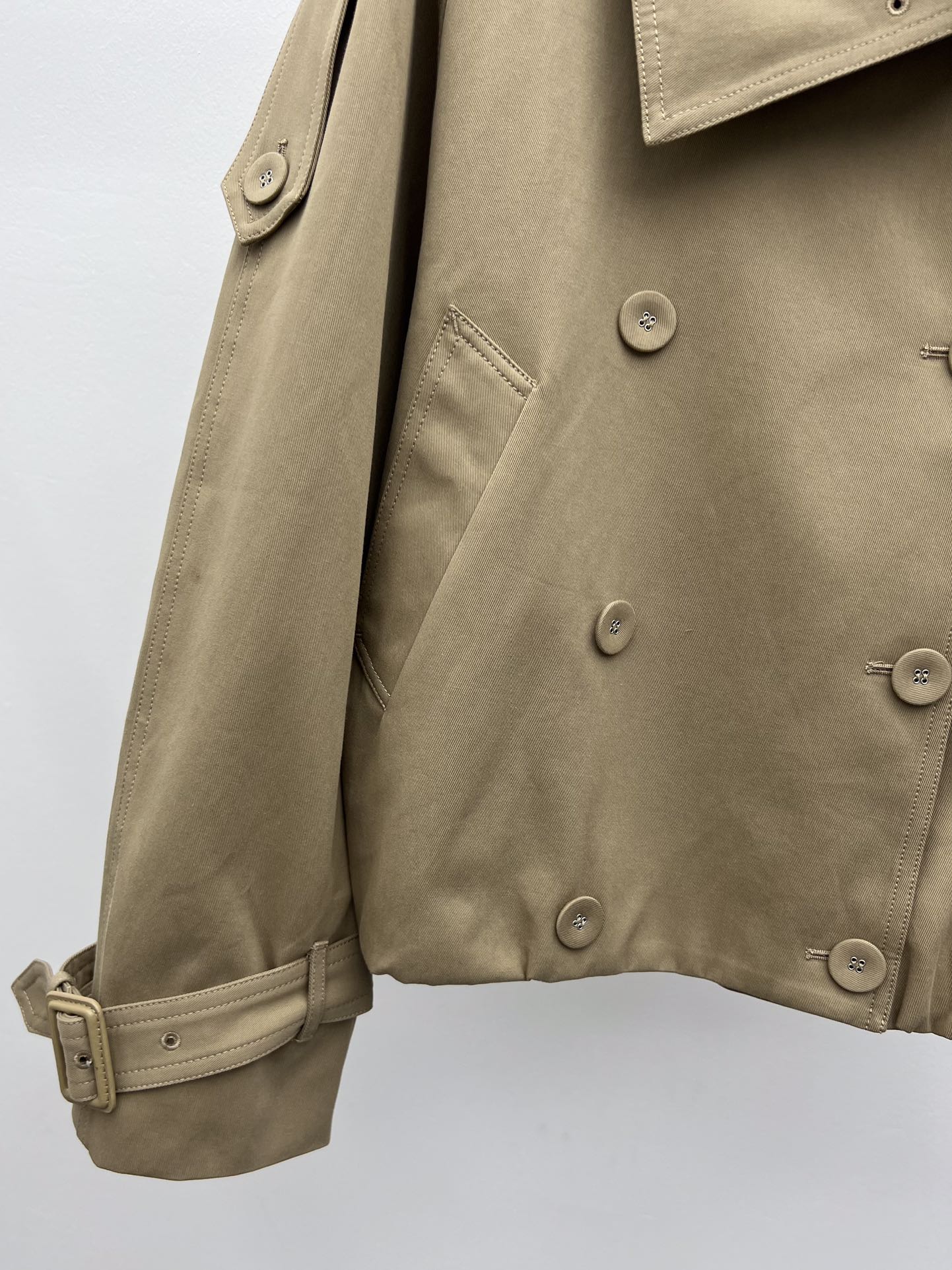 Acne studio*翻领风衣夹克此款夹克选用斜纹棉制成加长领口设计，下摆采用褶饰肩部有风衣式袢带，袖