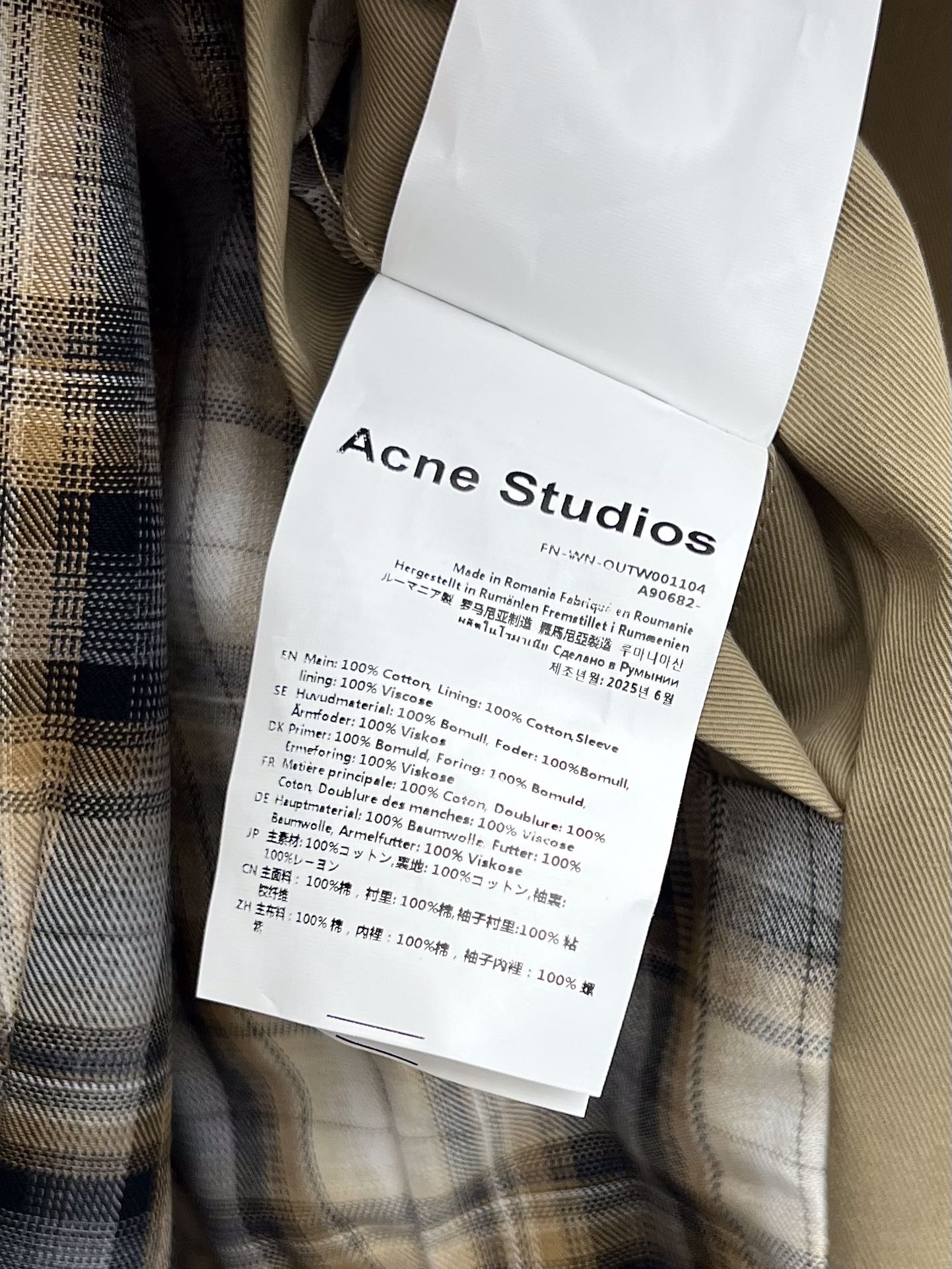 Acne studio*翻领风衣夹克此款夹克选用斜纹棉制成加长领口设计，下摆采用褶饰肩部有风衣式袢带，袖