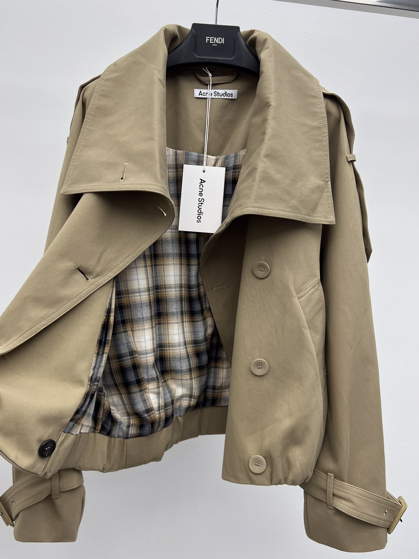 Acne studio*翻领风衣夹克此款夹克选用斜纹棉制成加长领口设计，下摆采用褶饰肩部有风衣式袢带，袖