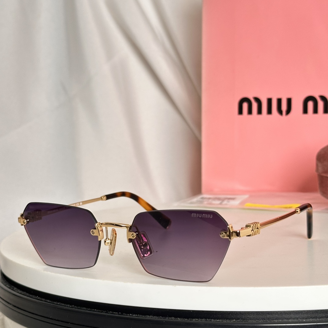 NO:374570,Original nose pad New style New style Miumi* Zhao Jinmai | Nerd + Old Qian style Combination MODSMUA56 SIZE:57-20-140 Frameless glasses co is the style where both heroines are on the face!  Cunzi wears only one pink, Mai Mai wears only one white piece too!  good!  look!  Now!  glasses sunglasses sunglasses, glasses, miumiu19860909原装鼻托 新款 新款 miumi* 赵今麦 |书呆子＋老钱风结合 MODSMUA56 SIZE:57-20-140 无框眼镜co 是两大女主都上脸的款式！ 存子戴了只粉透 麦麦戴了只白片太！好！看！了！眼镜墨镜太阳镜,眼镜,miumiu,glasses
