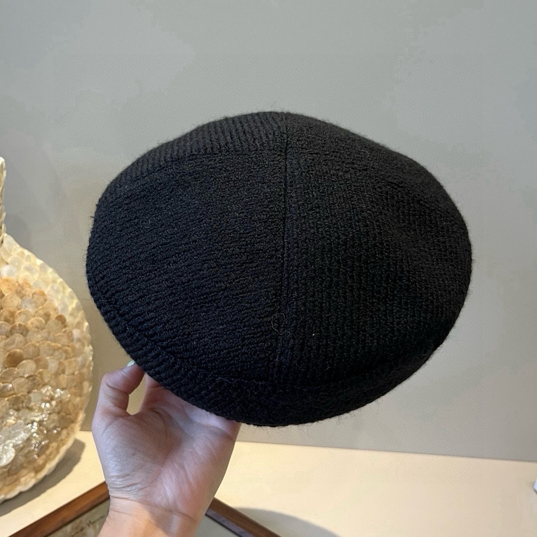 🆕

华伦天奴新款贝雷帽 头围57cm