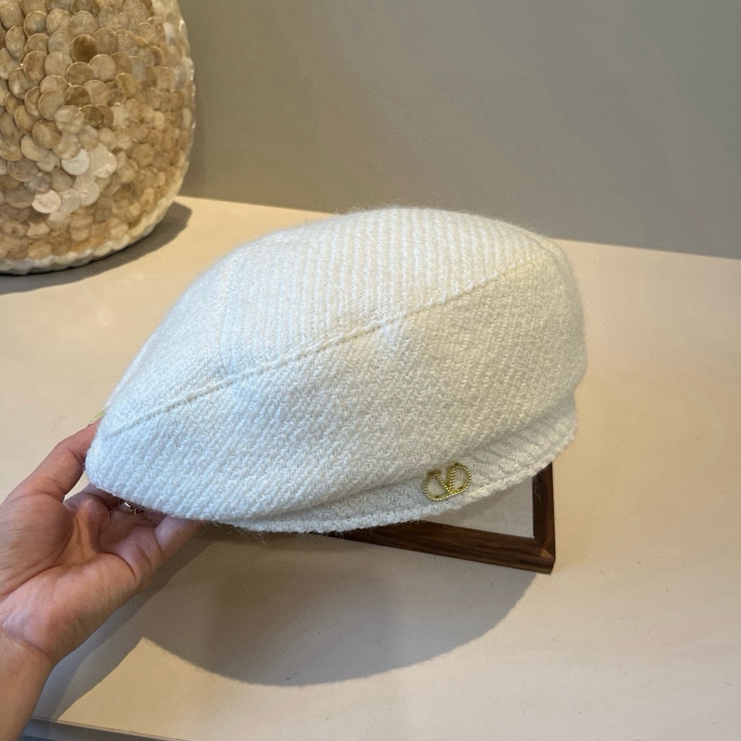 🆕

华伦天奴新款贝雷帽 头围57cm