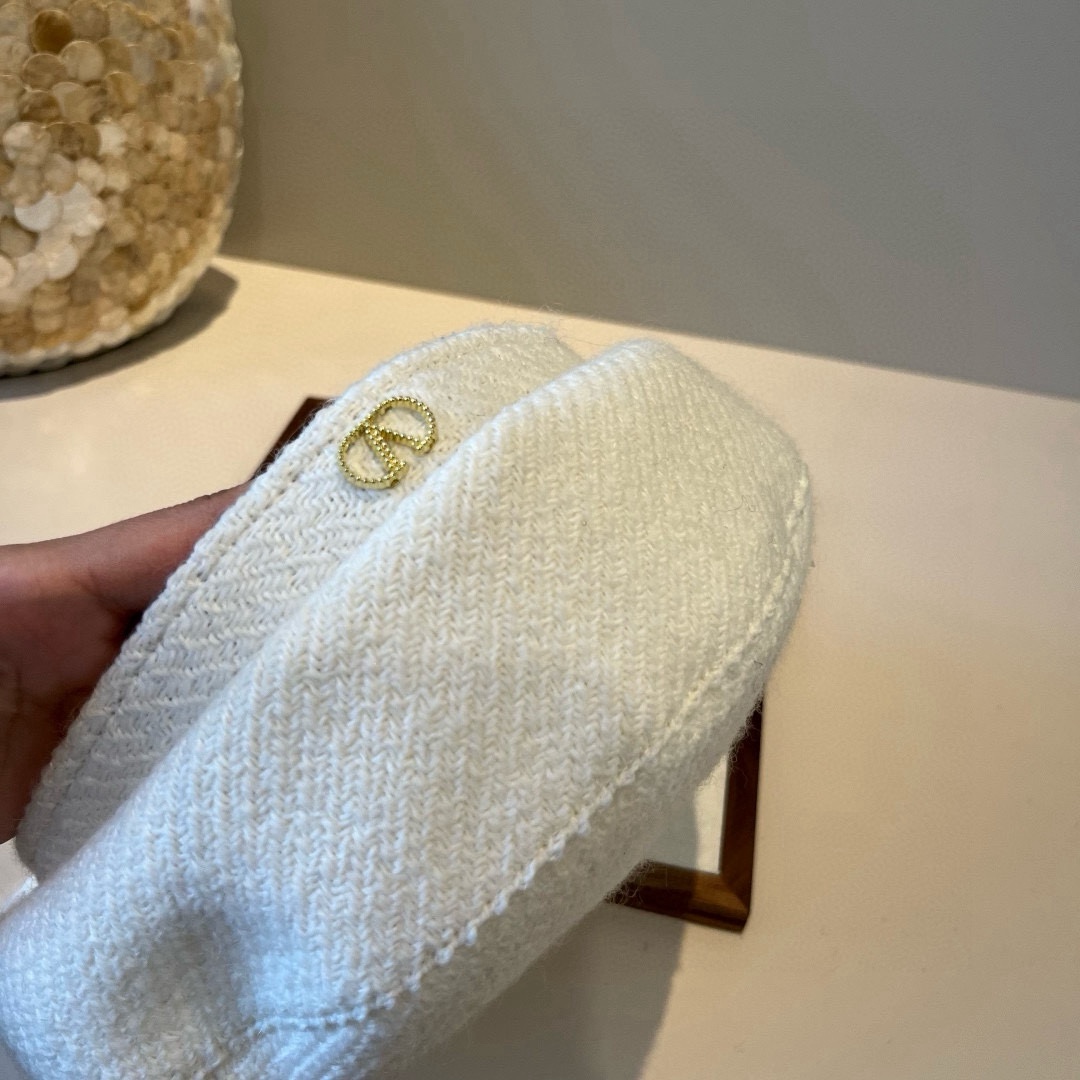 🆕

华伦天奴新款贝雷帽 头围57cm