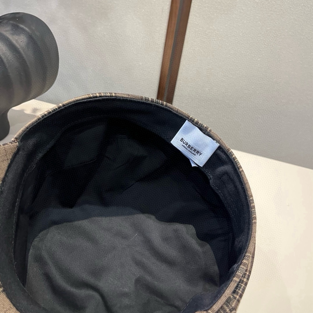 🆕

巴宝莉新款鸭舌画家帽，头围57cm