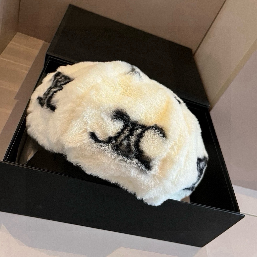 🆕

Celine赛琳新款兔毛贝雷帽，头围57cm