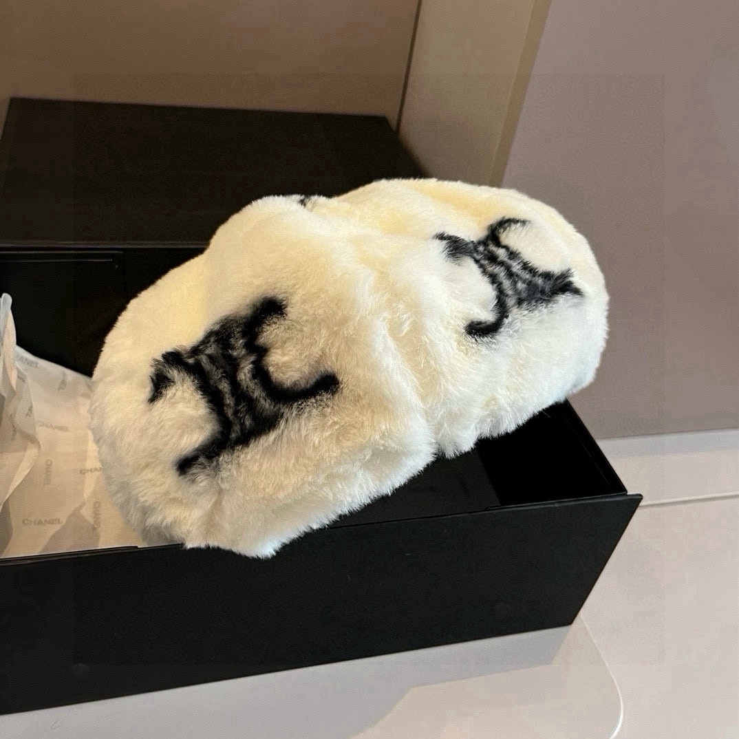 🆕

Celine赛琳新款兔毛贝雷帽，头围57cm