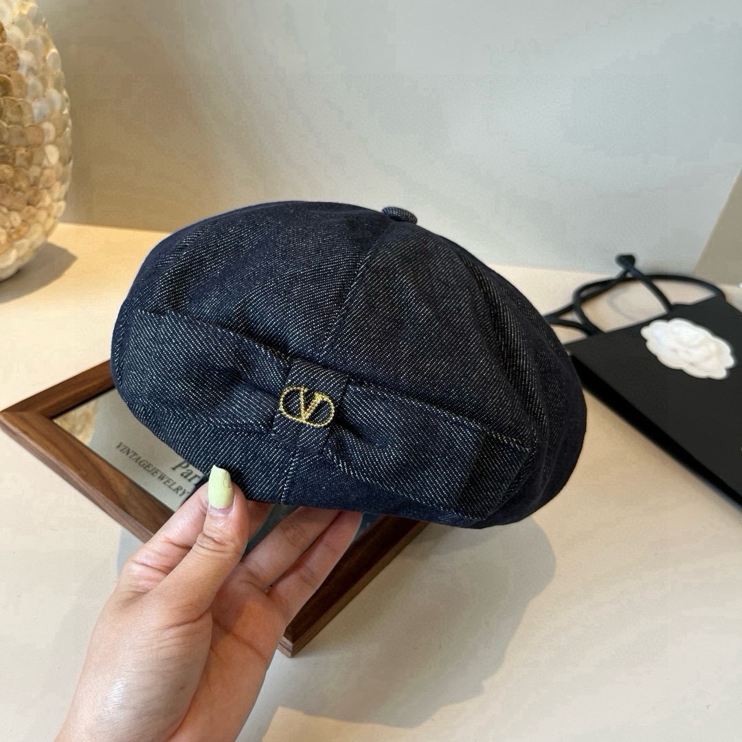 🆕

华伦天奴新款贝雷帽 头围57cm