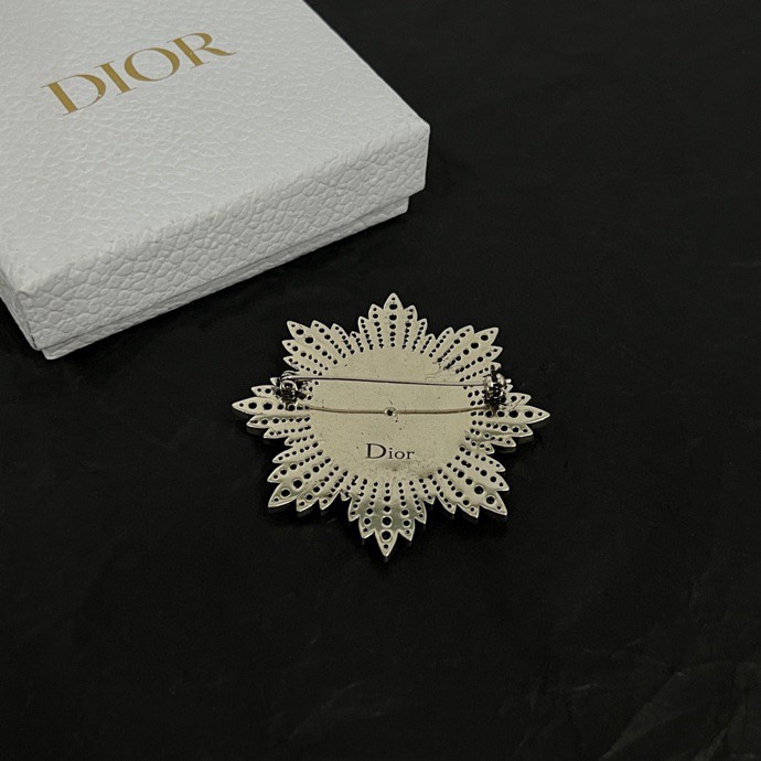 P155
👑Dior 迪奥  中古 胸针 专柜一致上新 精选原版一致 黄铜材质 甜美气质高雅。