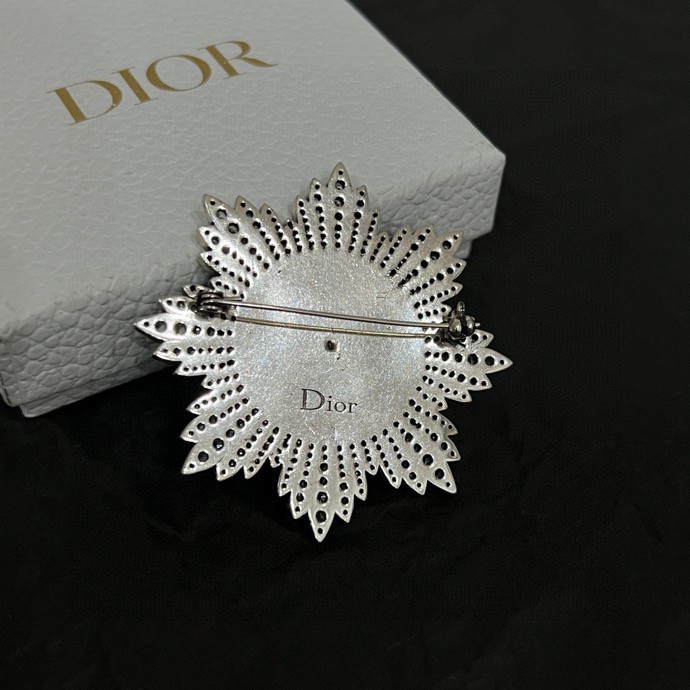 P155
👑Dior 迪奥  中古 胸针 专柜一致上新 精选原版一致 黄铜材质 甜美气质高雅。