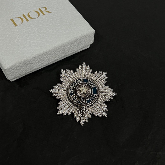 P155
👑Dior 迪奥  中古 胸针 专柜一致上新 精选原版一致 黄铜材质 甜美气质高雅。