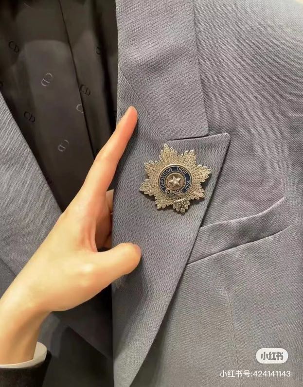 P155
👑Dior 迪奥  中古 胸针 专柜一致上新 精选原版一致 黄铜材质 甜美气质高雅。