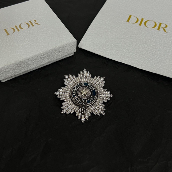 P155
👑Dior 迪奥  中古 胸针 专柜一致上新 精选原版一致 黄铜材质 甜美气质高雅。
